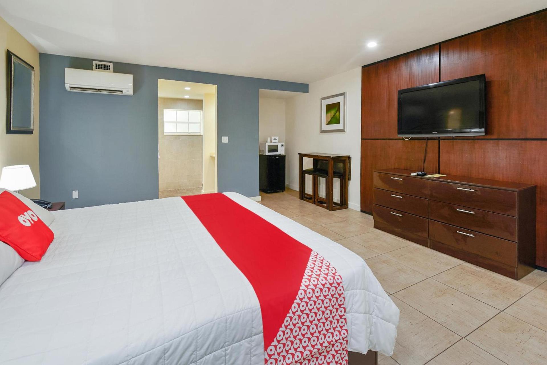 OYO Hotel Coral Gables - Miami Airport photo 9