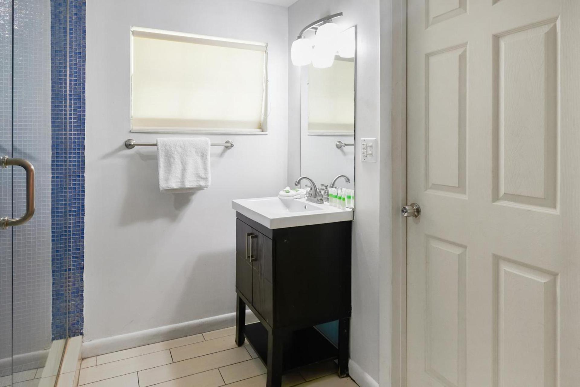 OYO Hotel Coral Gables - Miami Airport photo 23