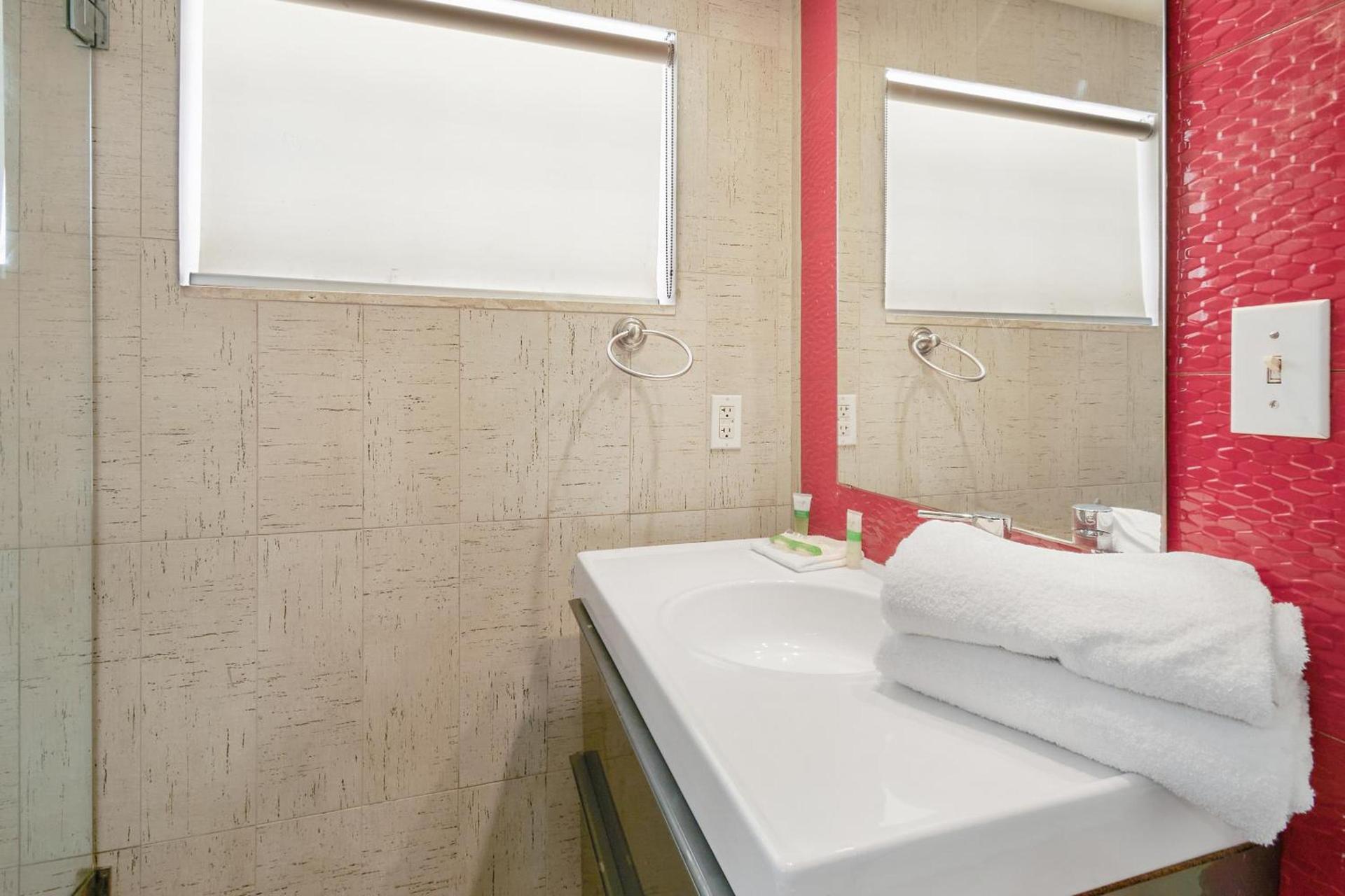 OYO Hotel Coral Gables - Miami Airport photo 25