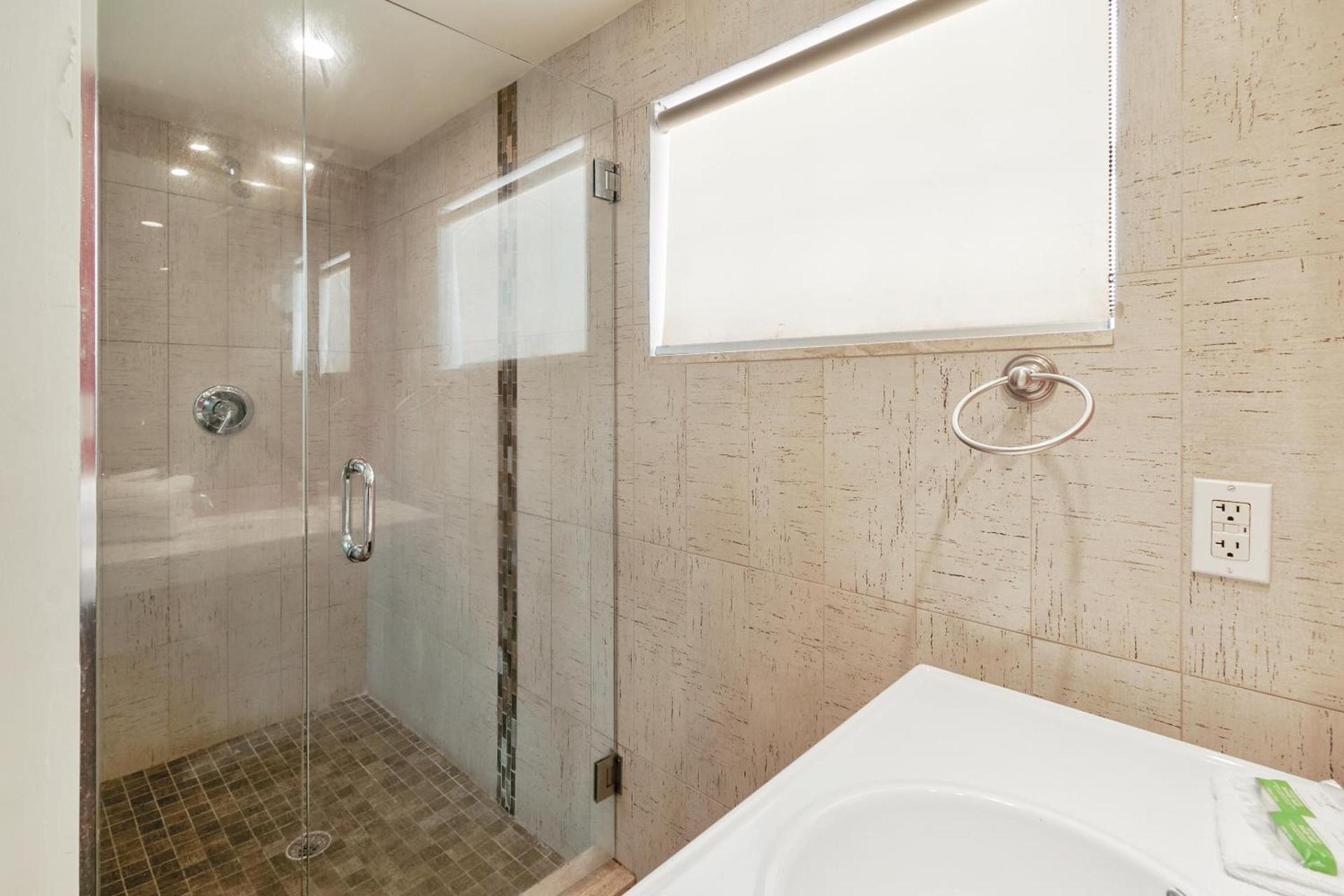 OYO Hotel Coral Gables - Miami Airport photo 26