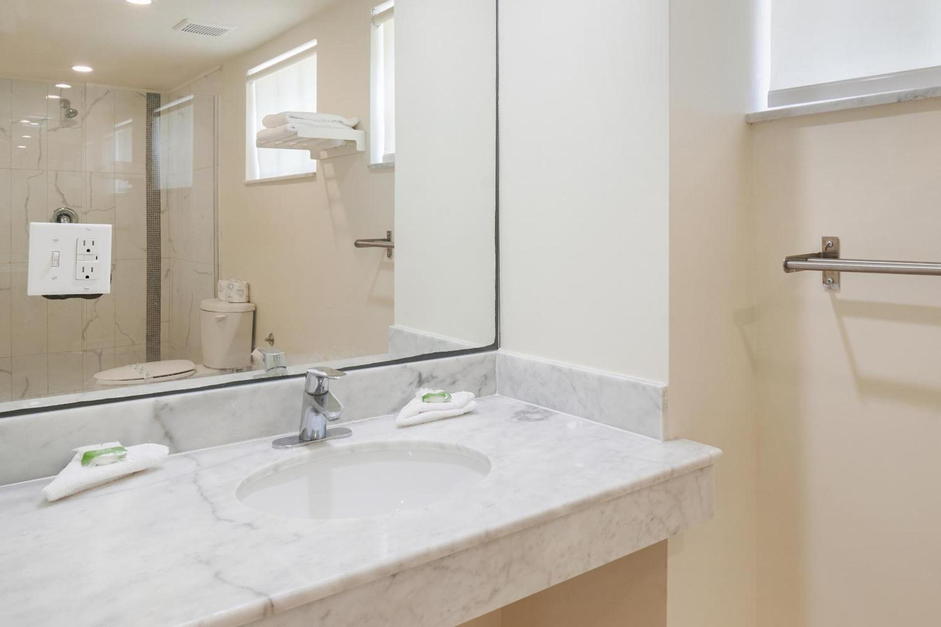 OYO Hotel Coral Gables - Miami Airport photo 28