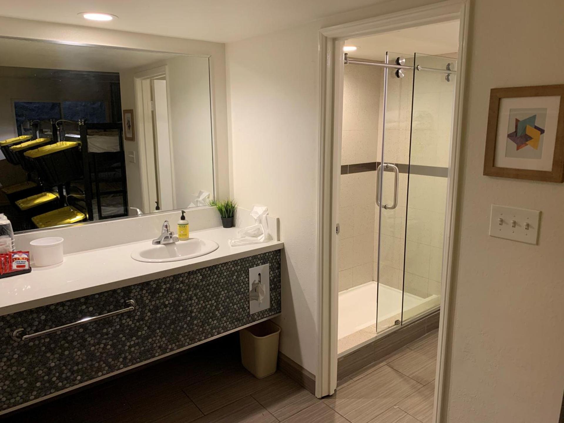 Bposhtels Las Vegas photo 11