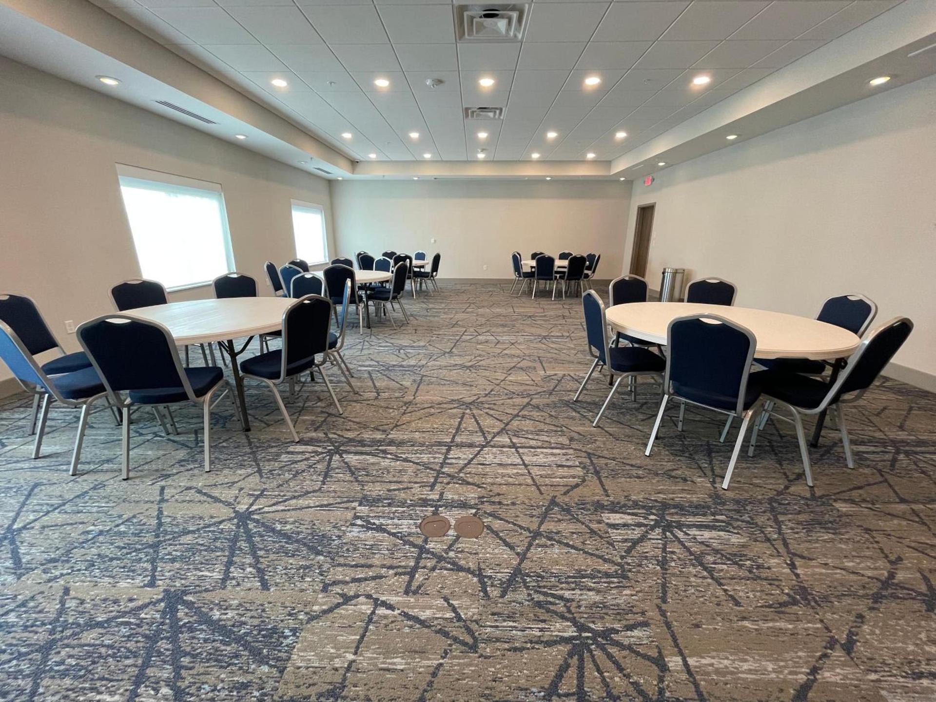 Holiday Inn Express & Suites - Ft. Smith - Airport by IHG photo 17
