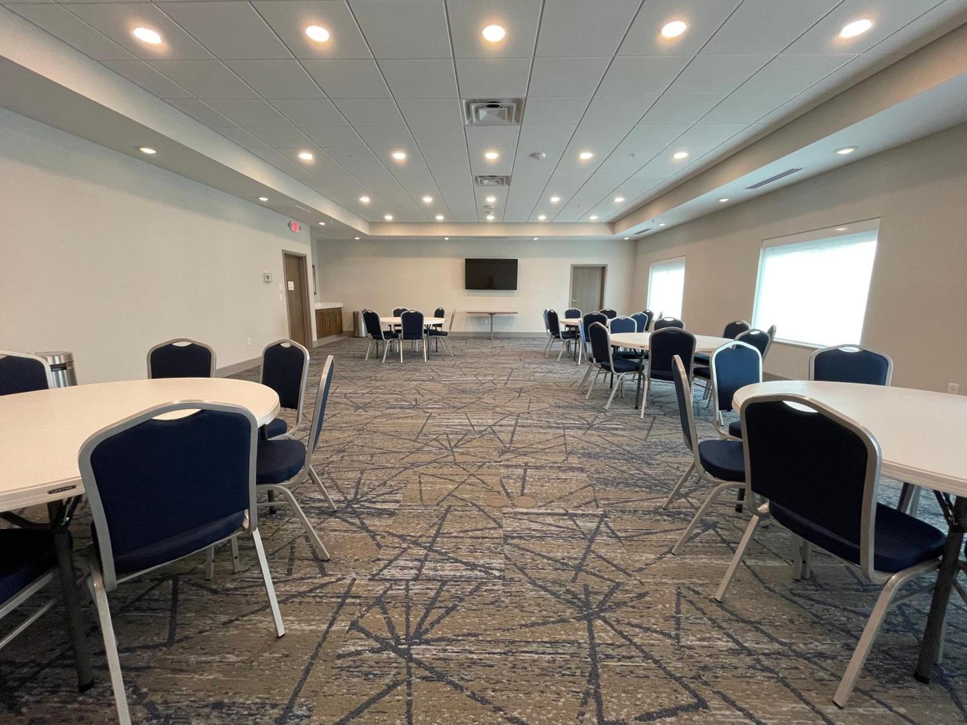 Holiday Inn Express & Suites - Ft. Smith - Airport by IHG photo 18