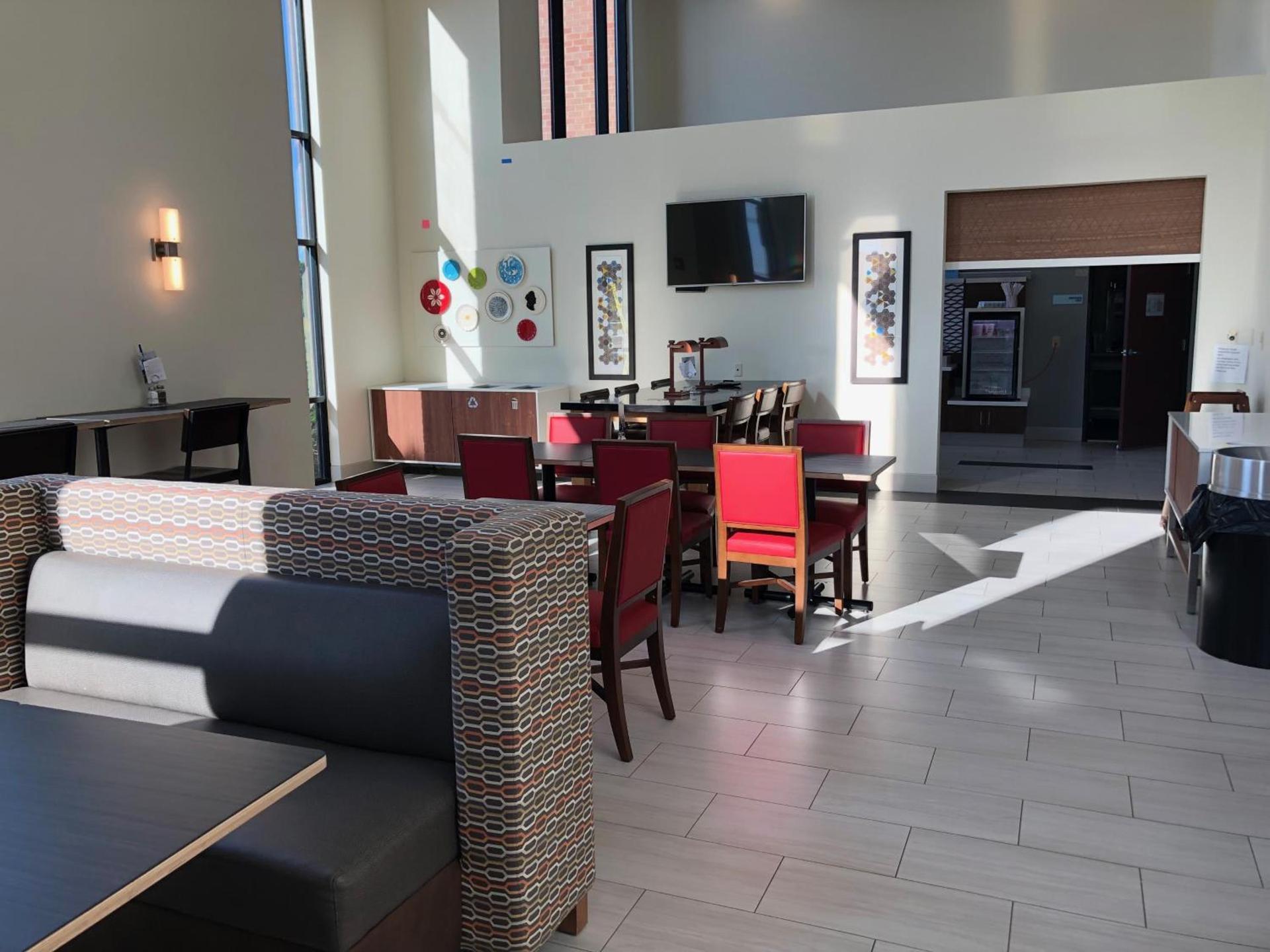 Holiday Inn Express Hotel & Suites Franklin by IHG photo 2