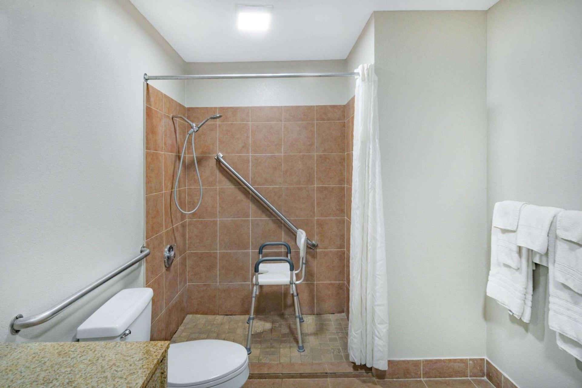 Days Inn by Wyndham Cookeville photo 8
