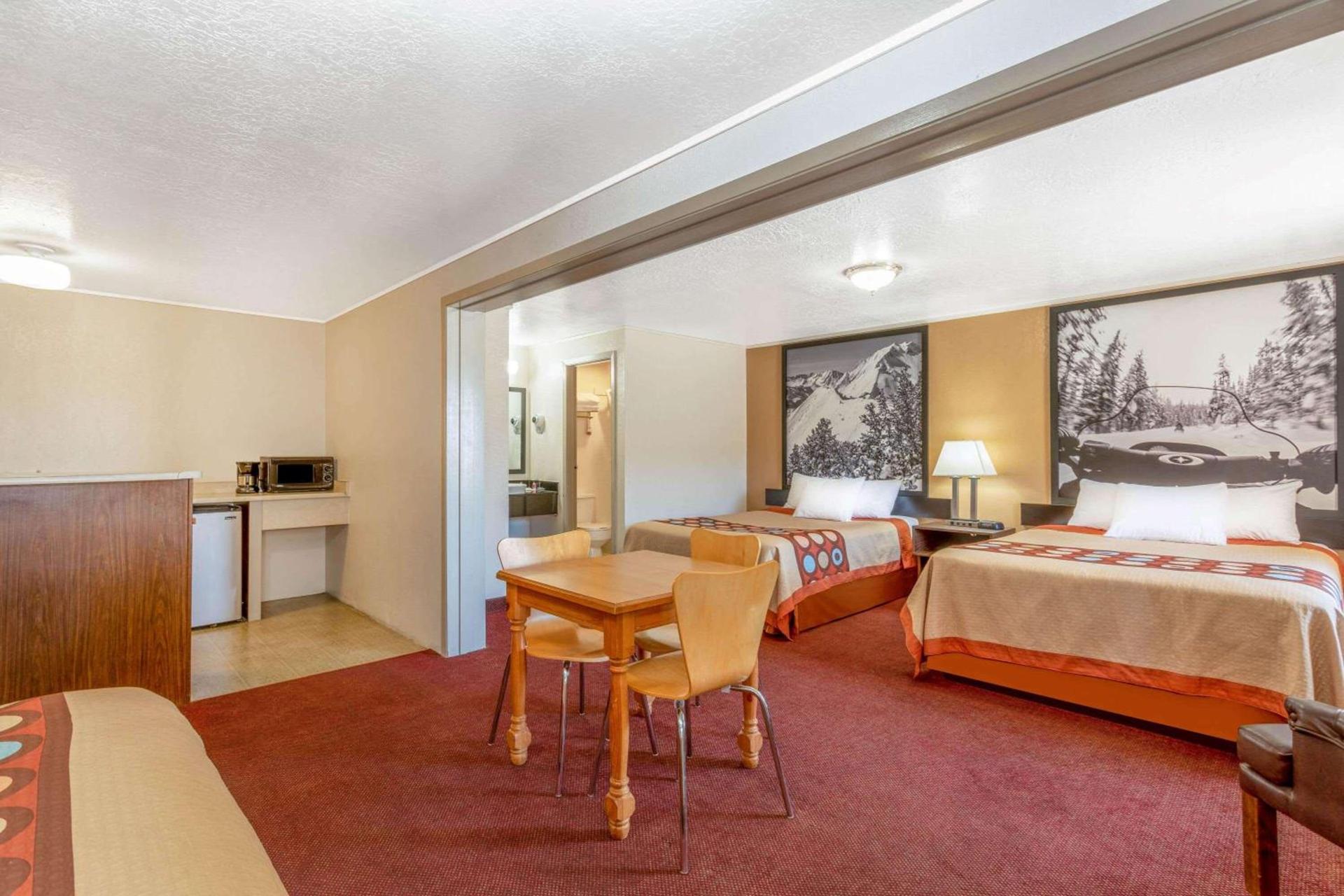 Super 8 by Wyndham Evanston photo 14