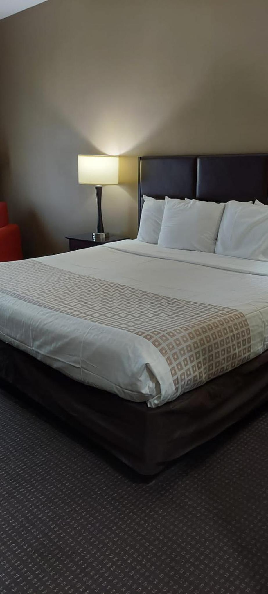 Parkwood Inn & Suites photo 6