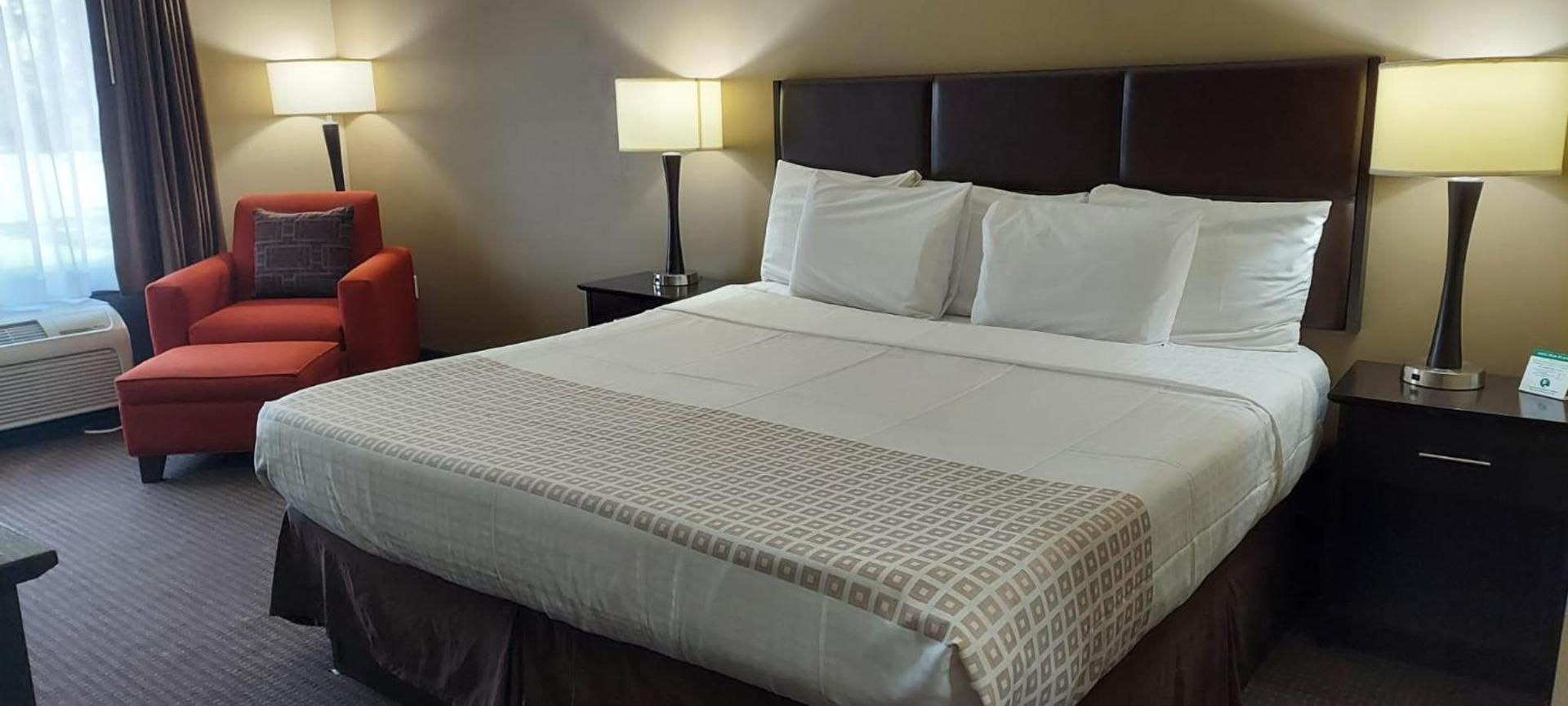 Parkwood Inn & Suites photo 11