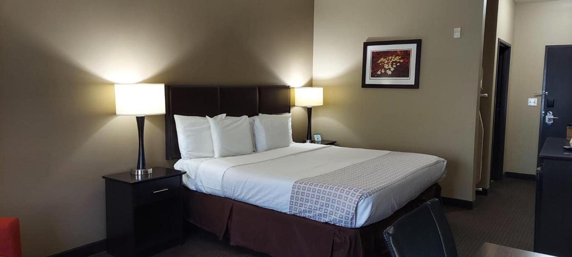 Parkwood Inn & Suites photo 12