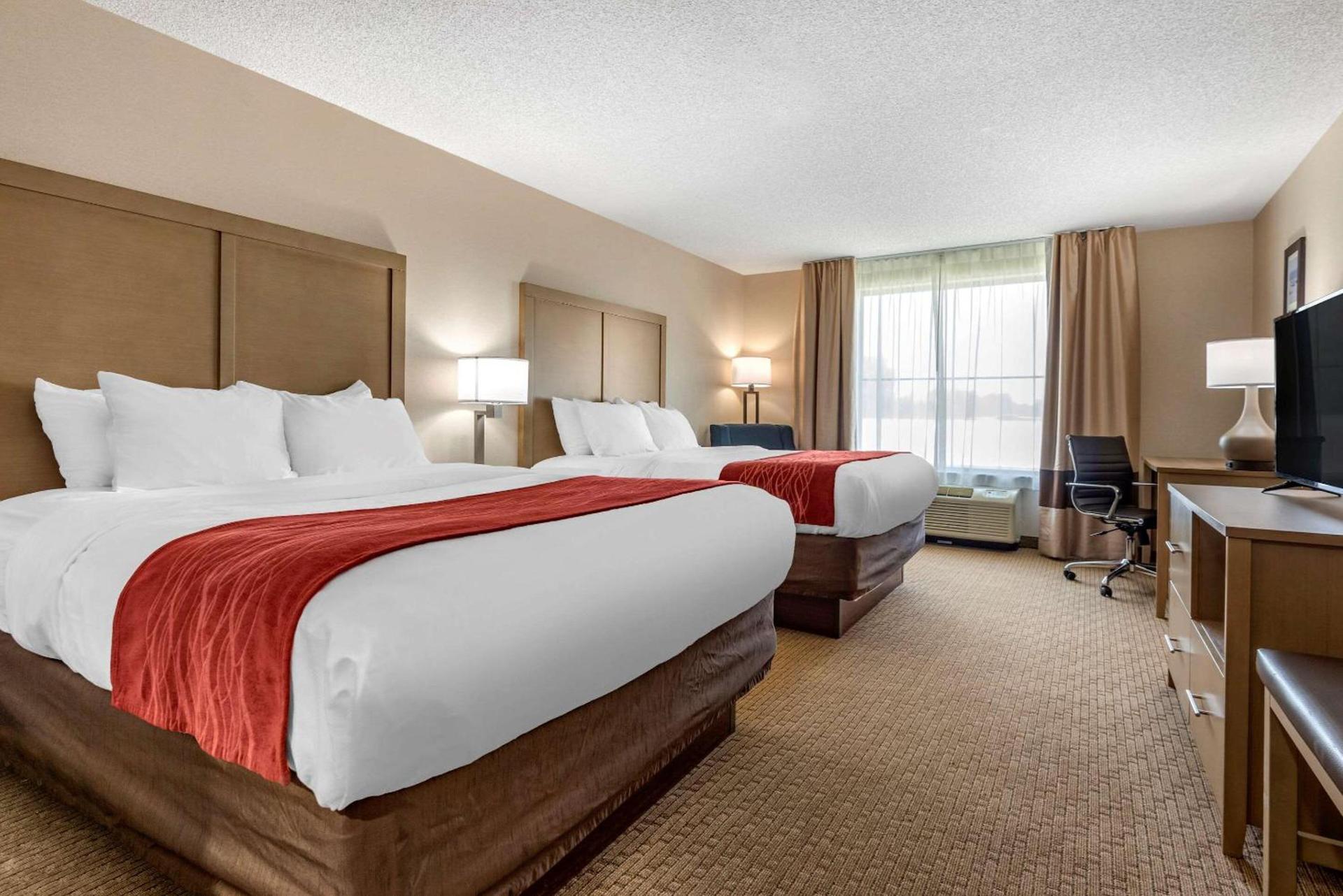 Comfort Inn & Suites Farmington - Victor photo 7