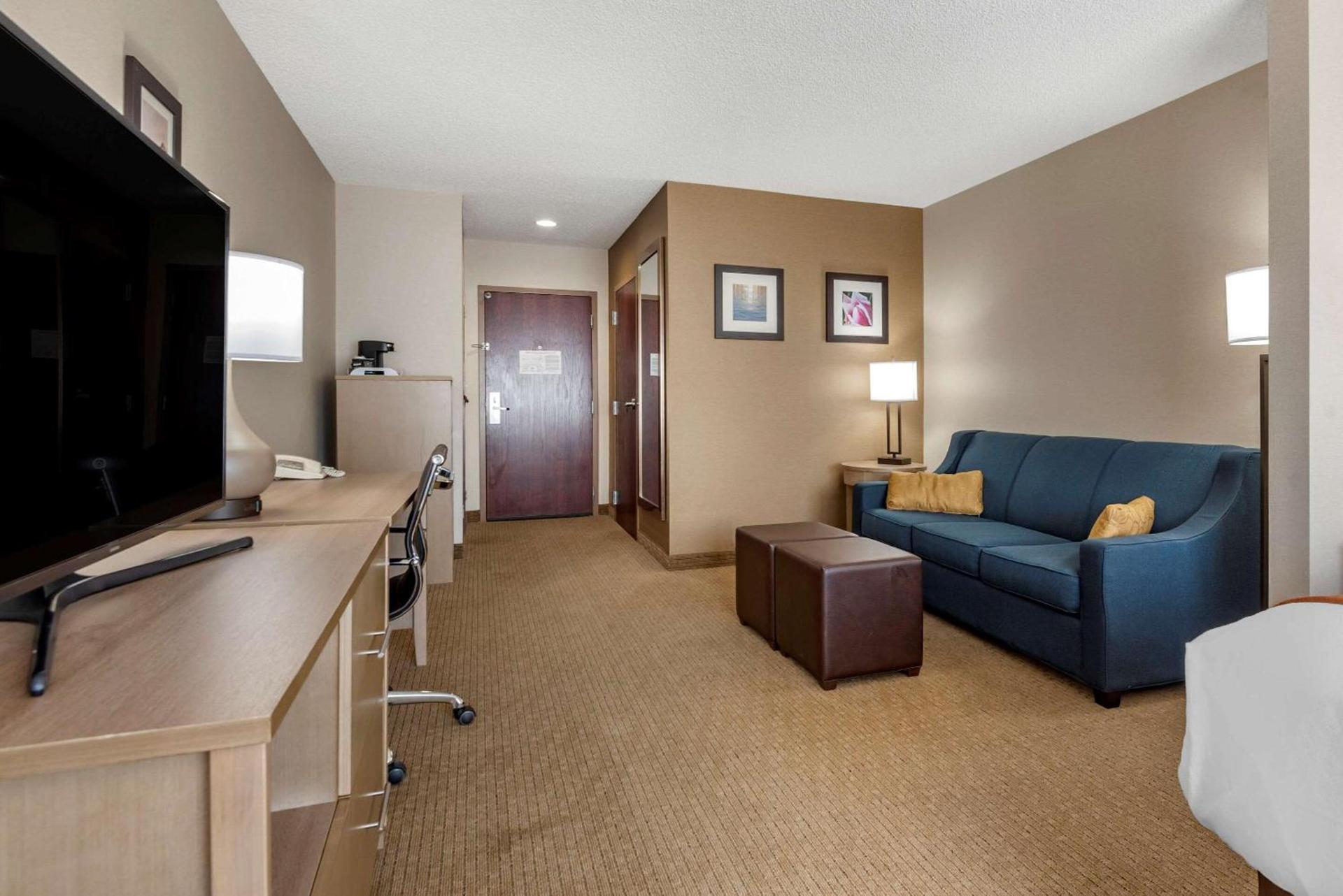 Comfort Inn & Suites Farmington - Victor photo 12