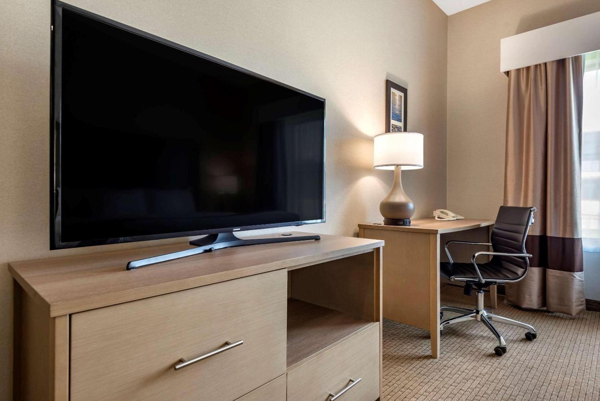 Comfort Inn & Suites Farmington - Victor photo 18