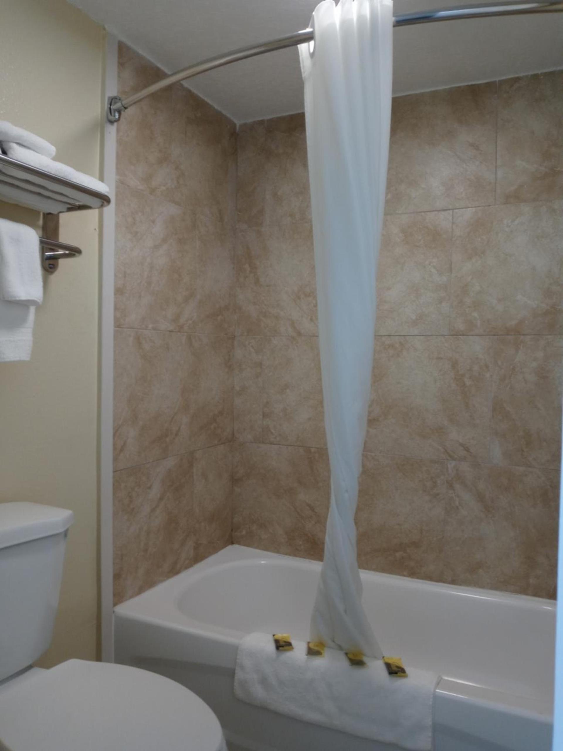 Hole Inn the Wall Hotel - Fort Walton Beach - Sunset Plaza - nearby Beaches & Hurlburt photo 21