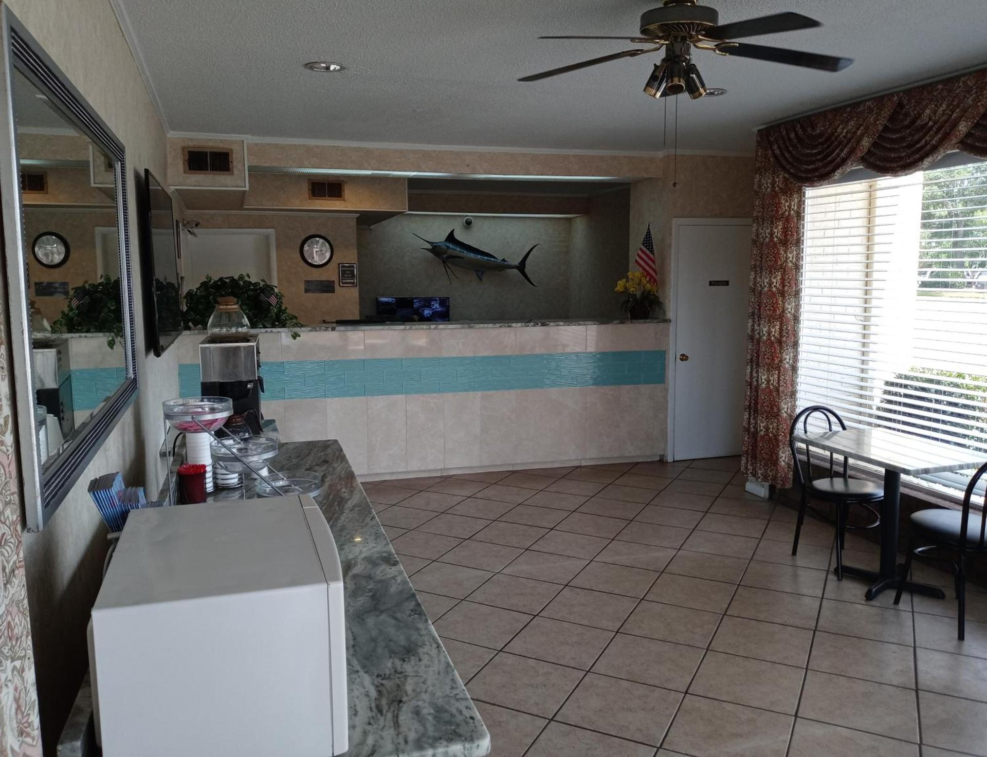 Hole Inn the Wall Hotel - Fort Walton Beach - Sunset Plaza - nearby Beaches & Hurlburt photo 9