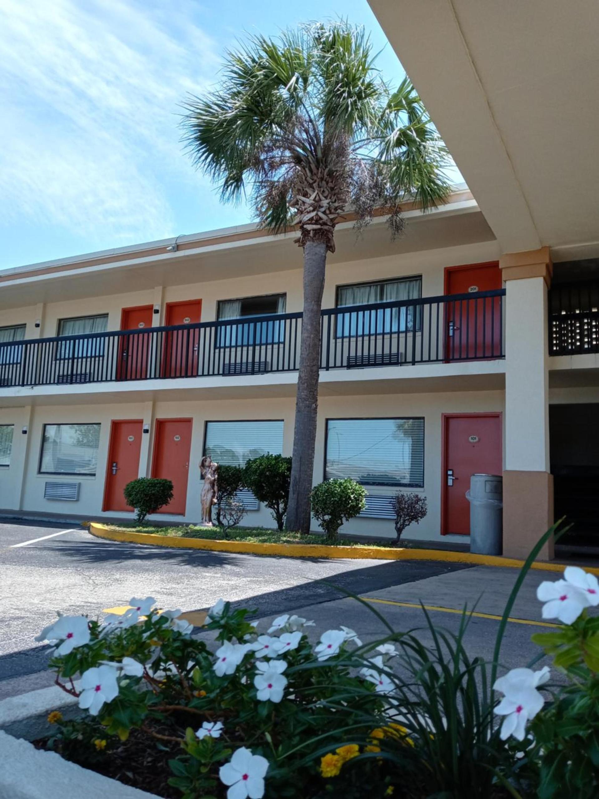 Hole Inn the Wall Hotel - Fort Walton Beach - Sunset Plaza - nearby Beaches & Hurlburt — hotel in Fort Walton Beach