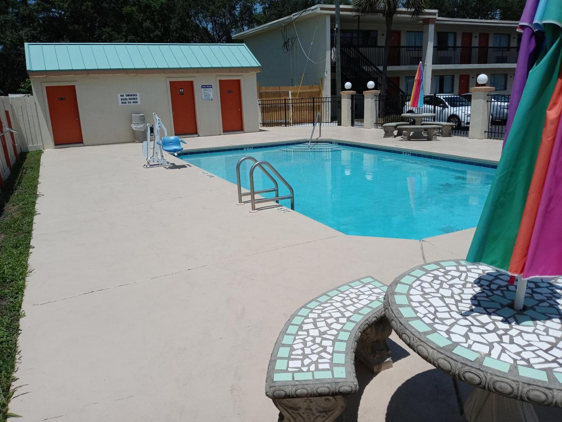 Hole Inn the Wall Hotel - Fort Walton Beach - Sunset Plaza - nearby Beaches & Hurlburt photo 6