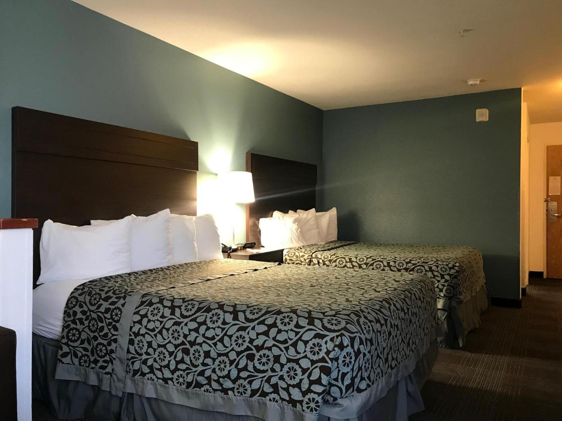 Days Inn & Suites by Wyndham Gresham photo 26