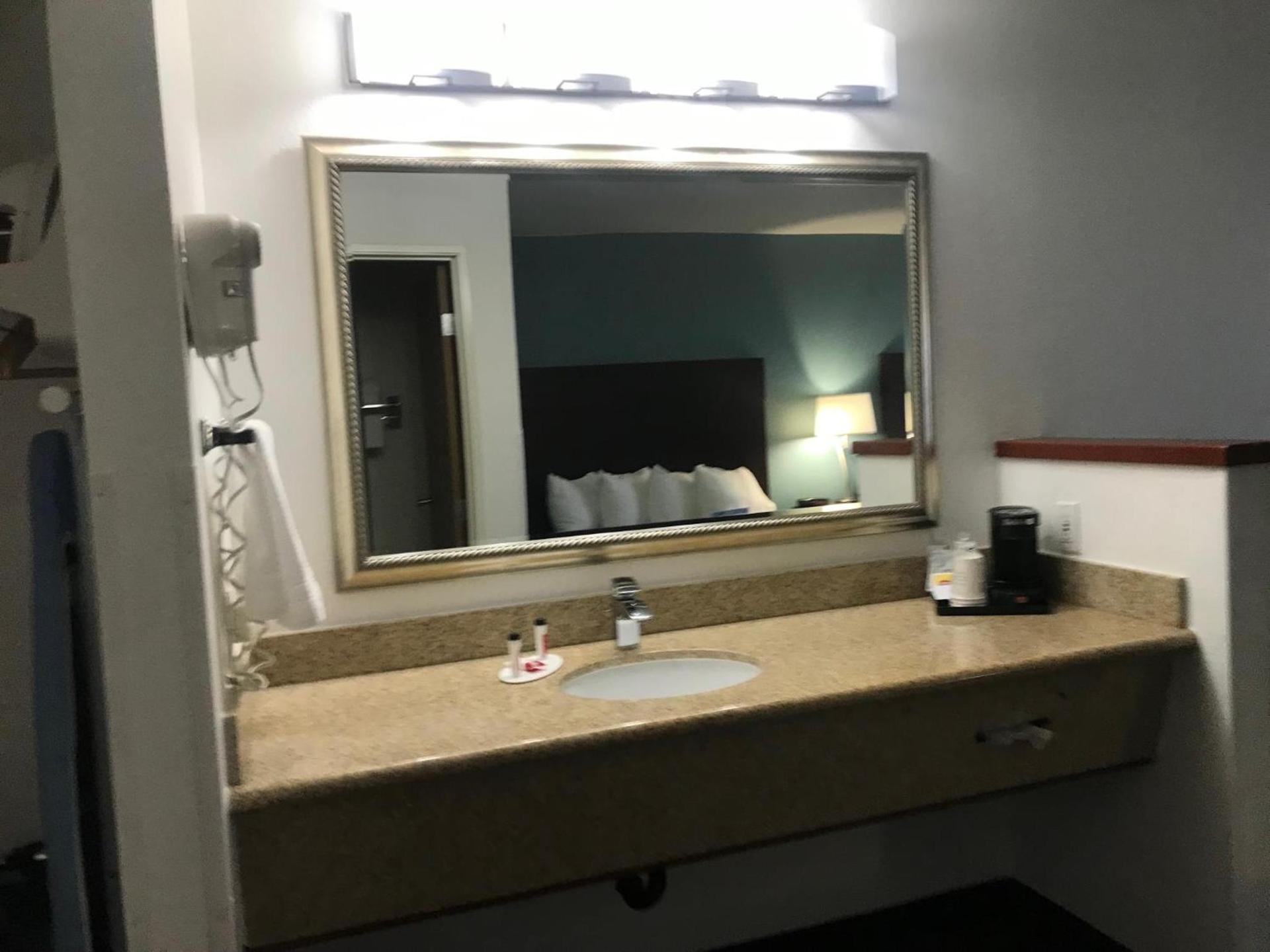 Days Inn & Suites by Wyndham Gresham photo 19