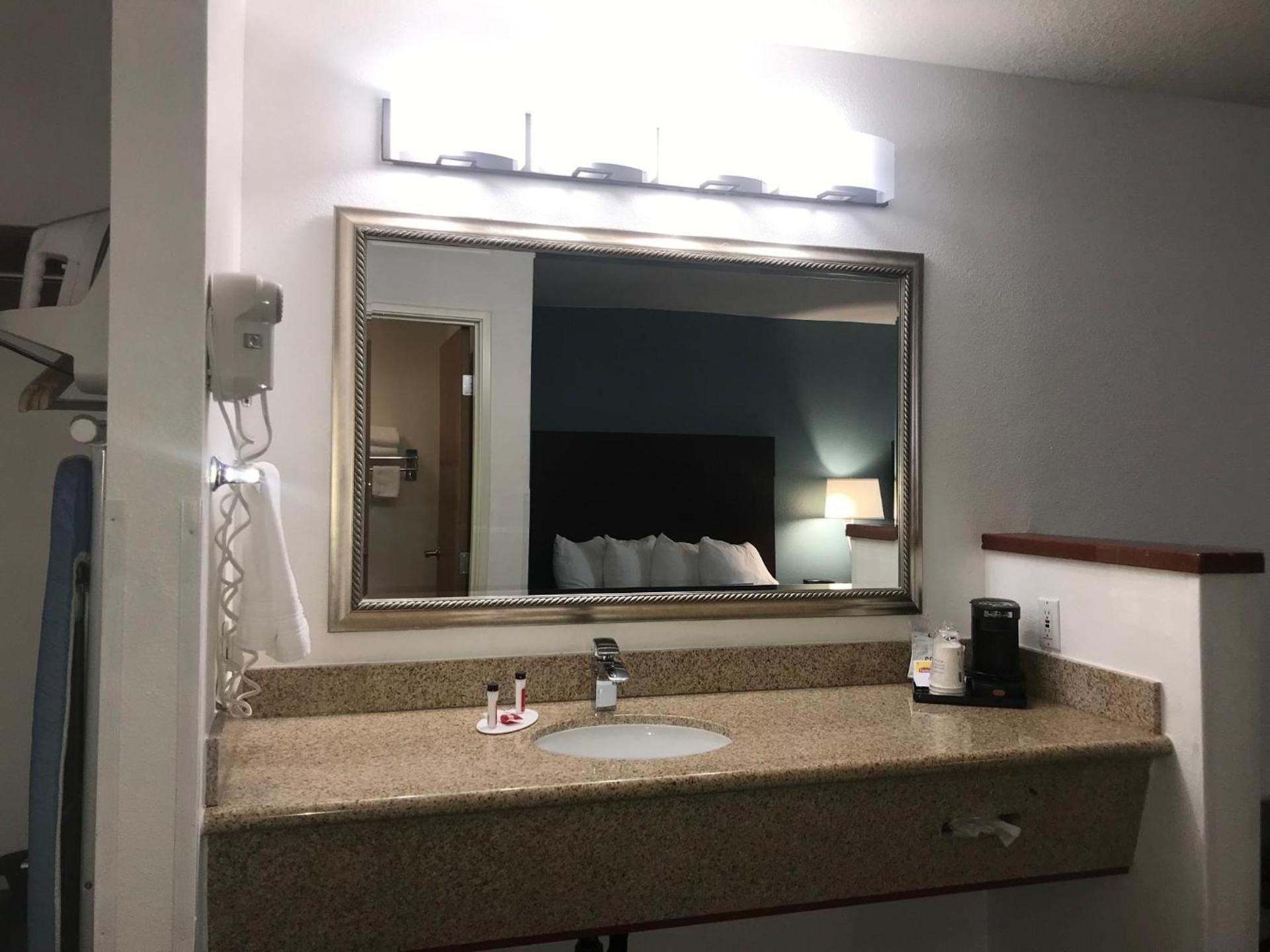 Days Inn & Suites by Wyndham Gresham photo 18