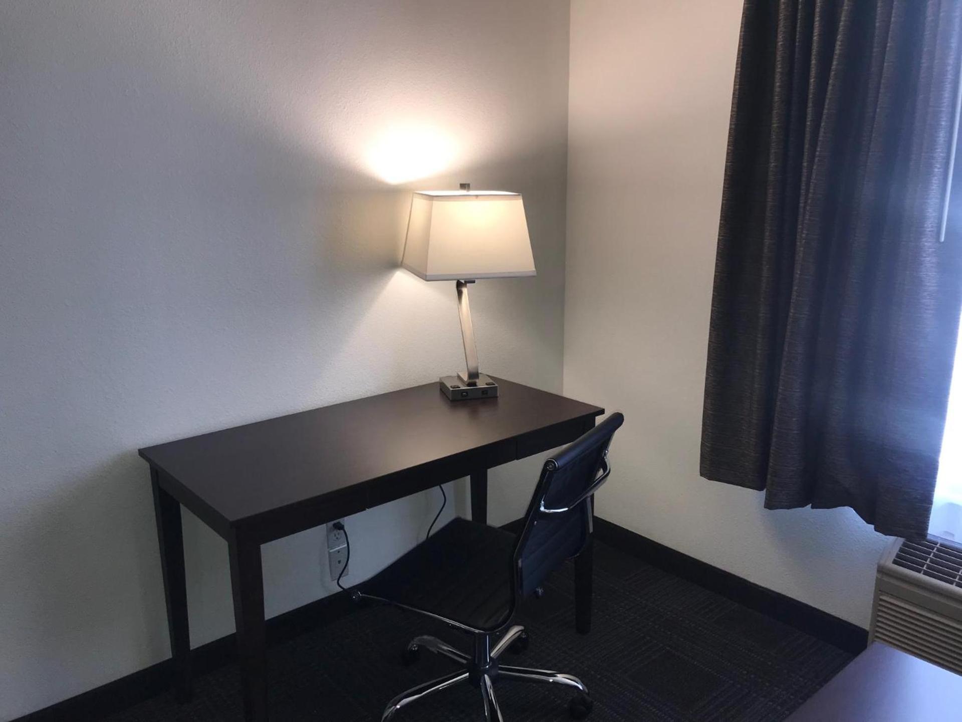 Days Inn & Suites by Wyndham Gresham photo 17