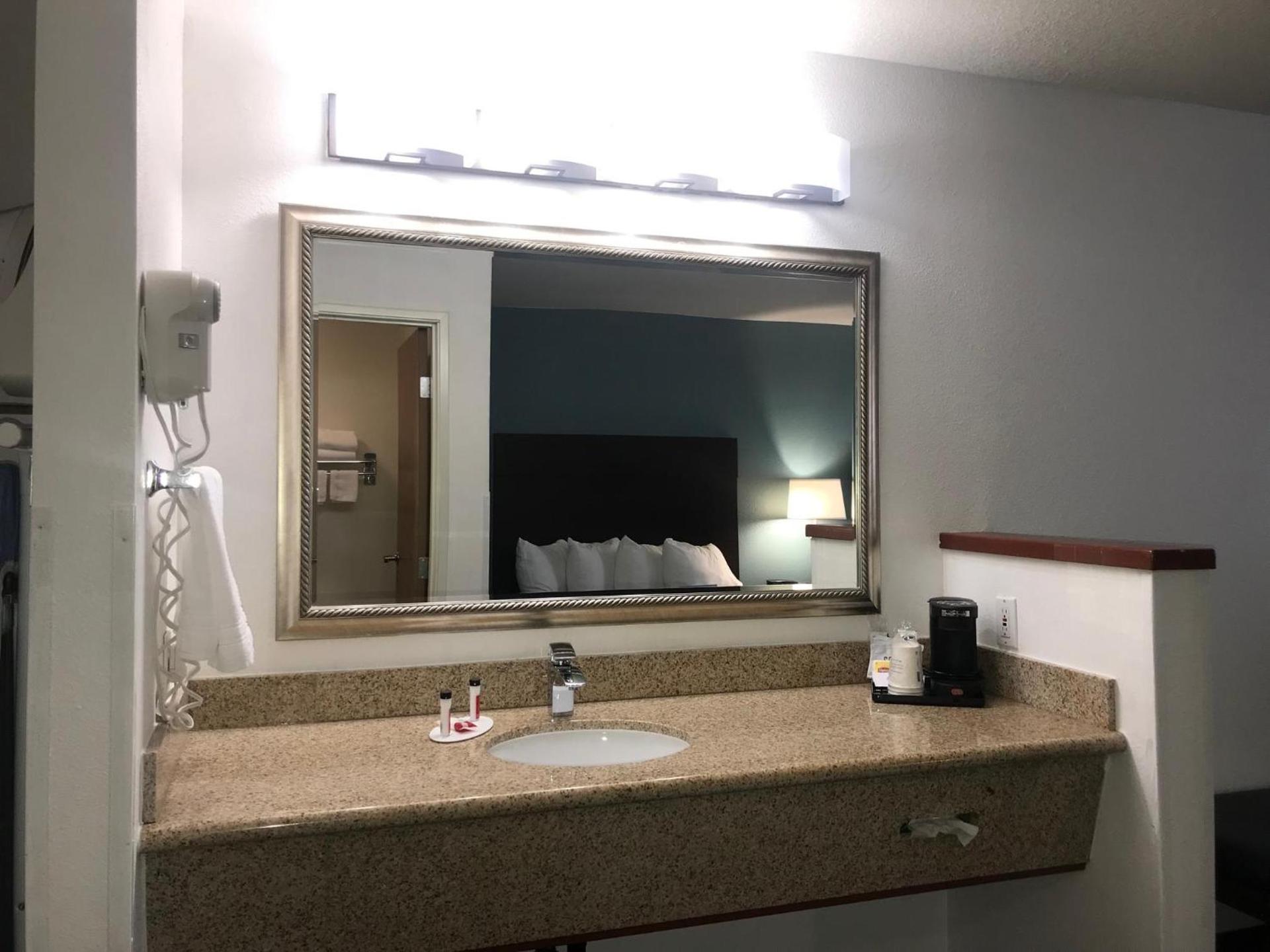 Days Inn & Suites by Wyndham Gresham photo 15