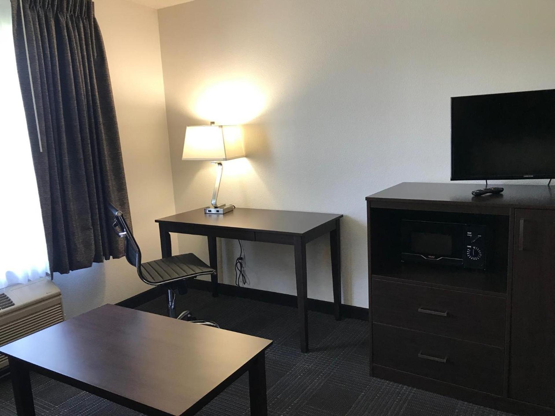 Days Inn & Suites by Wyndham Gresham photo 16