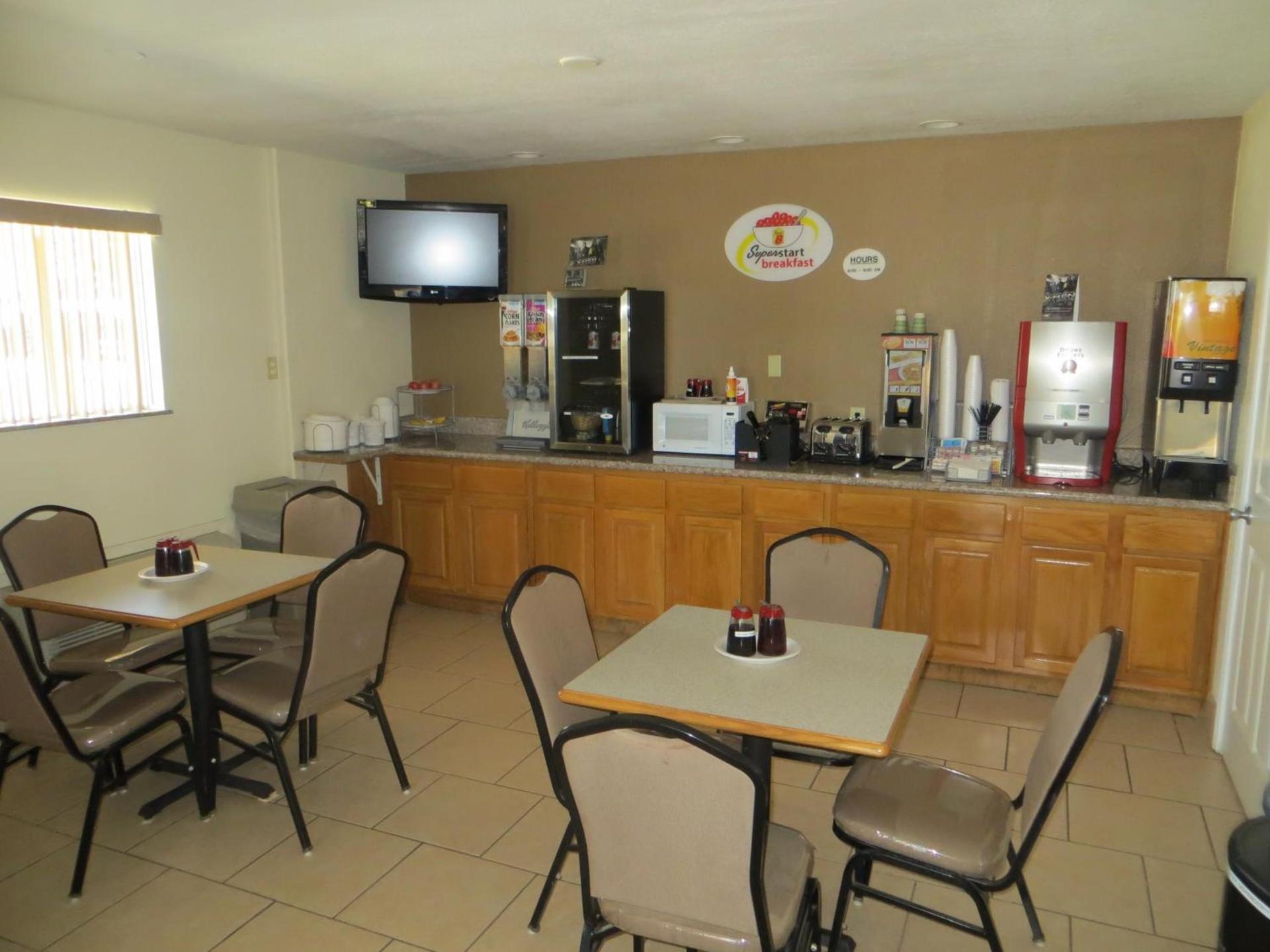 Super 8 by Wyndham Pleasanton photo 14