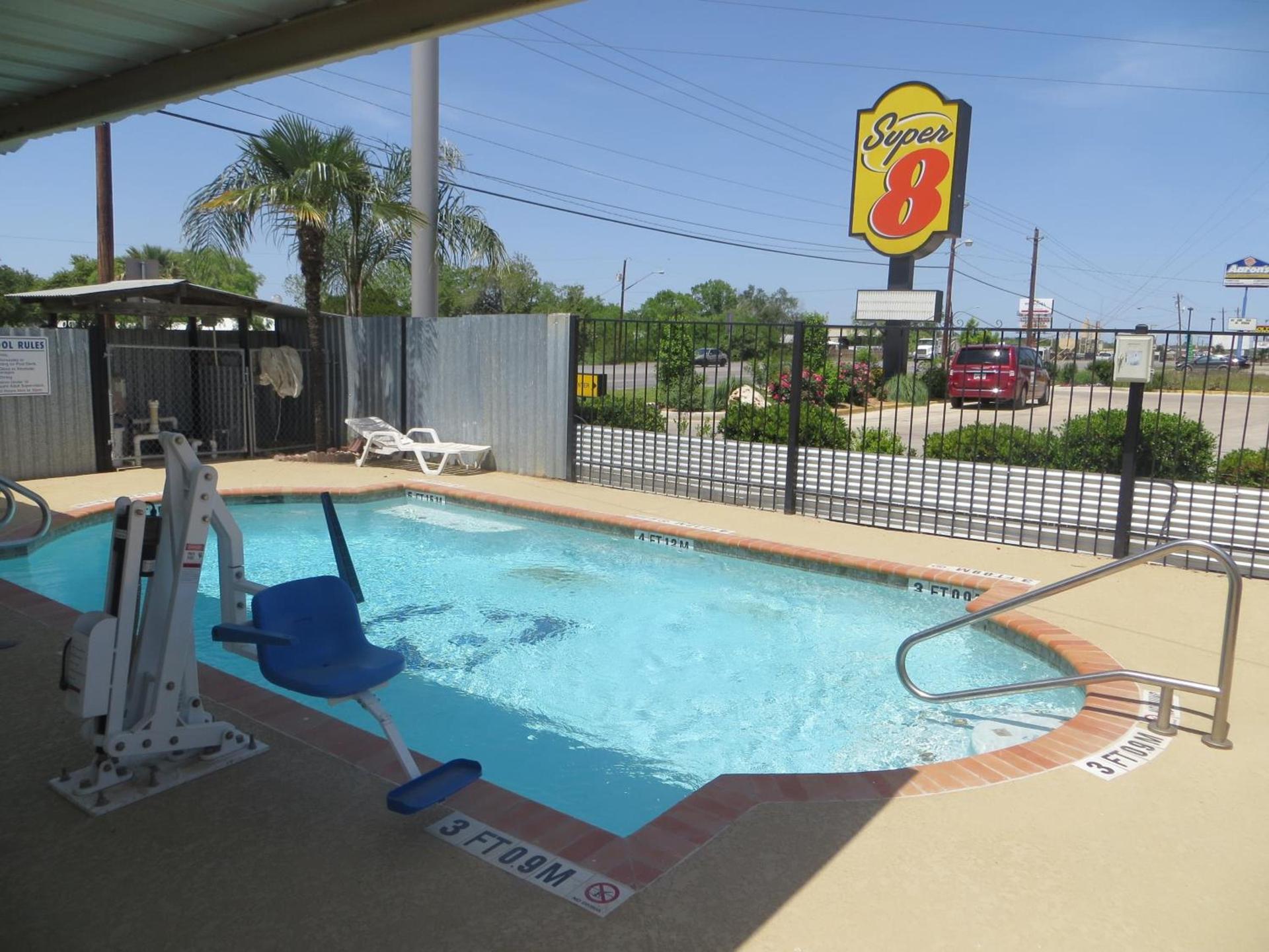 Super 8 by Wyndham Pleasanton photo 15