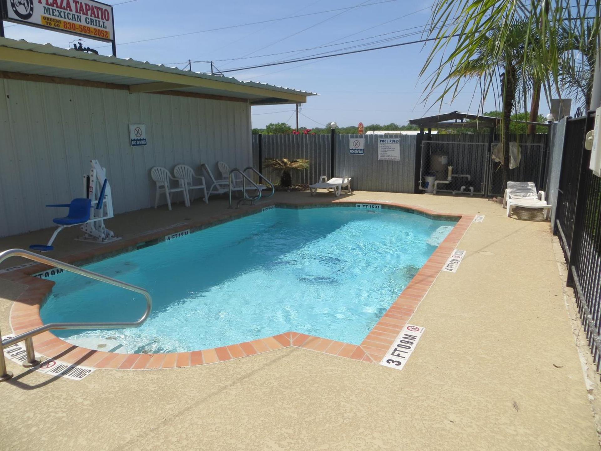 Super 8 by Wyndham Pleasanton photo 16