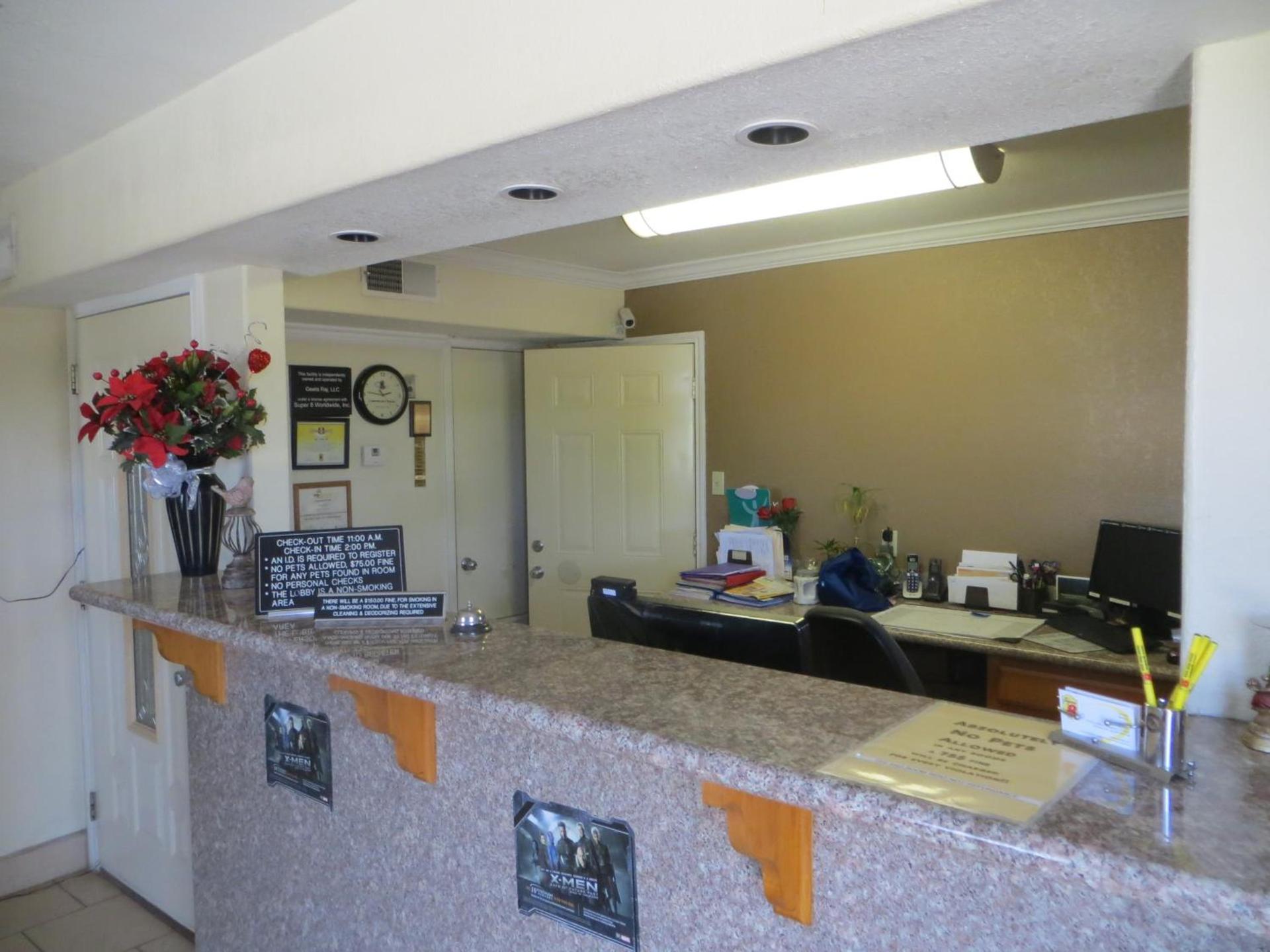 Super 8 by Wyndham Pleasanton photo 18