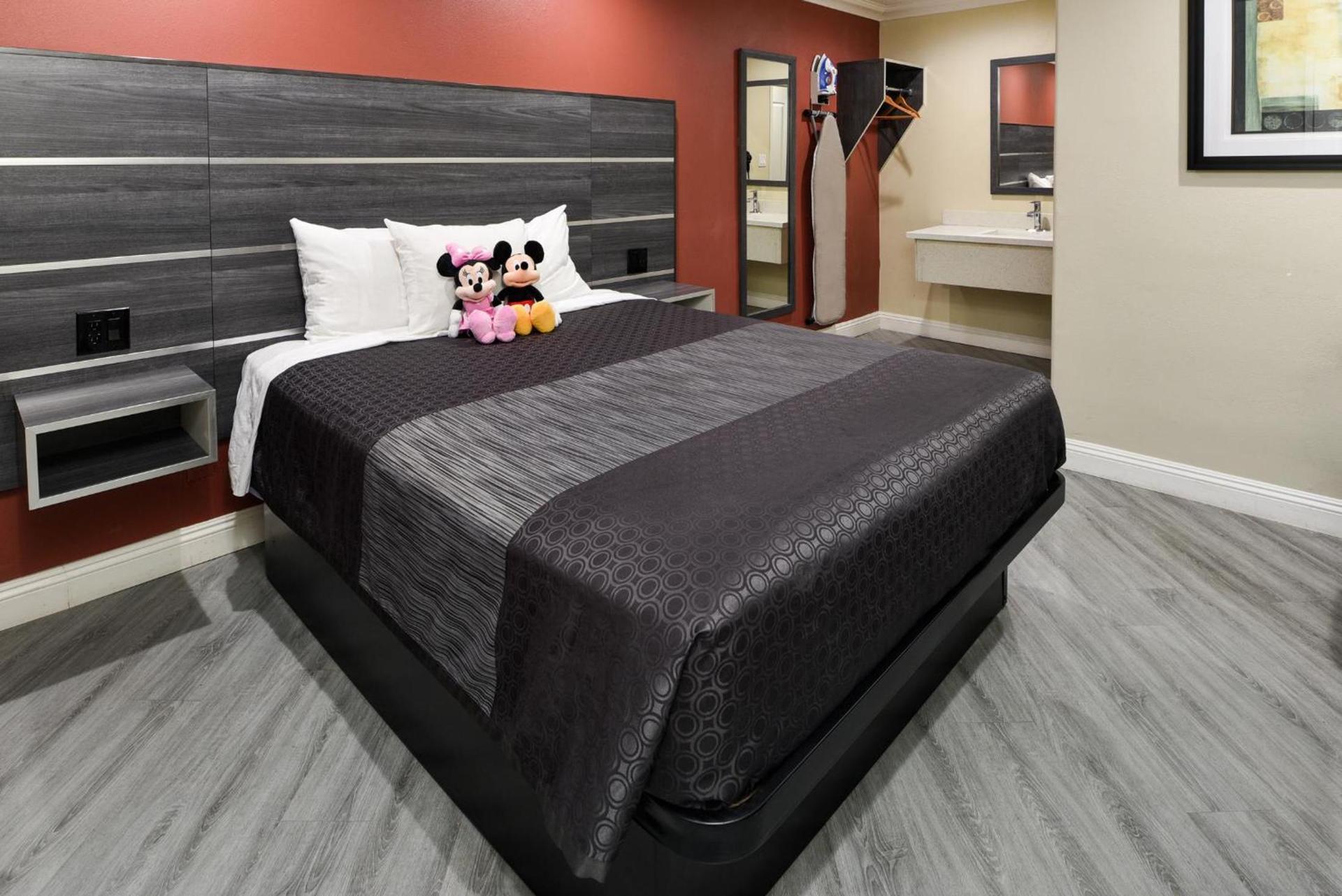 Pacific Inn Anaheim photo 14