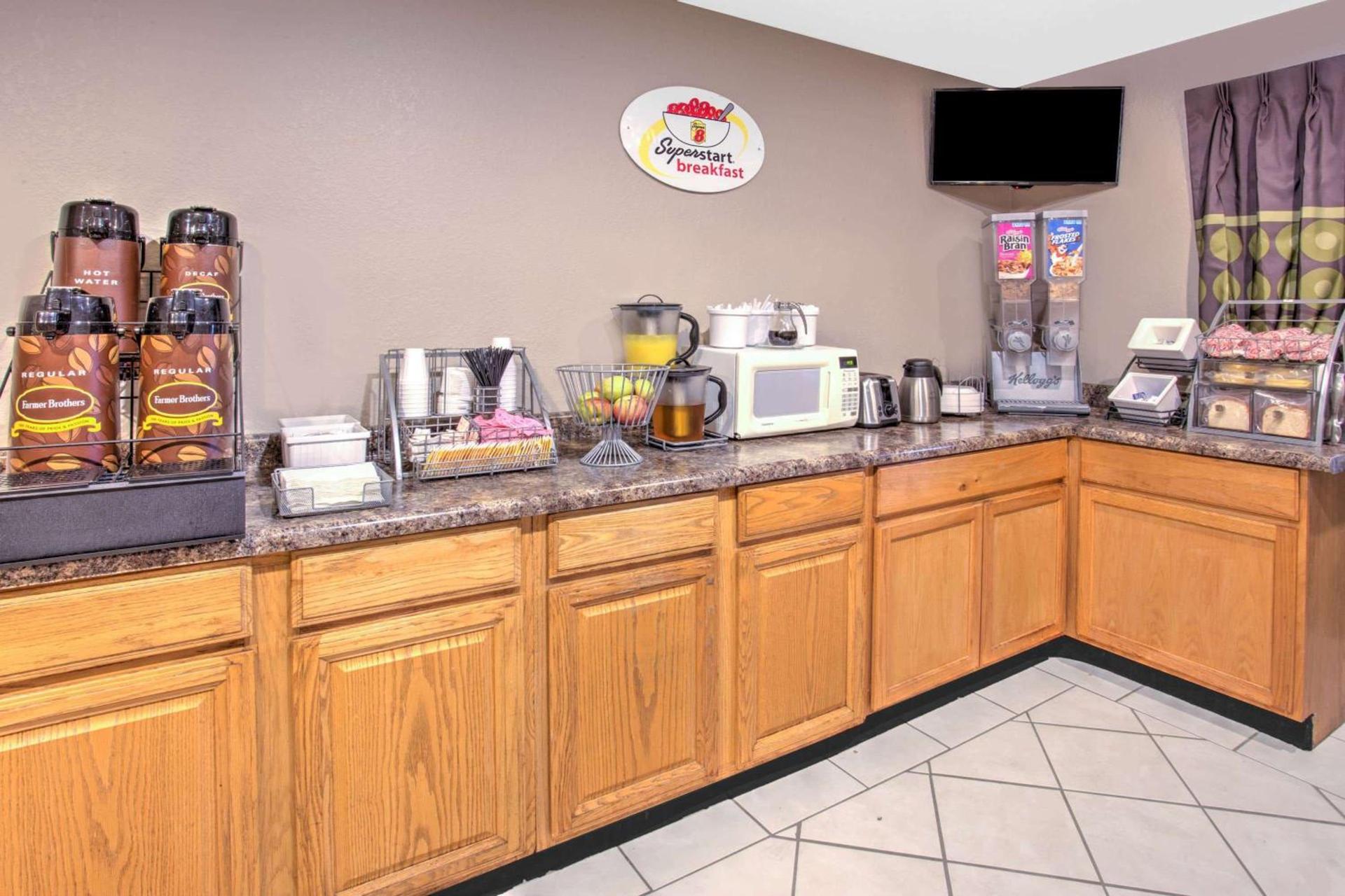 Super 8 Grand Rapids City Center photo 5