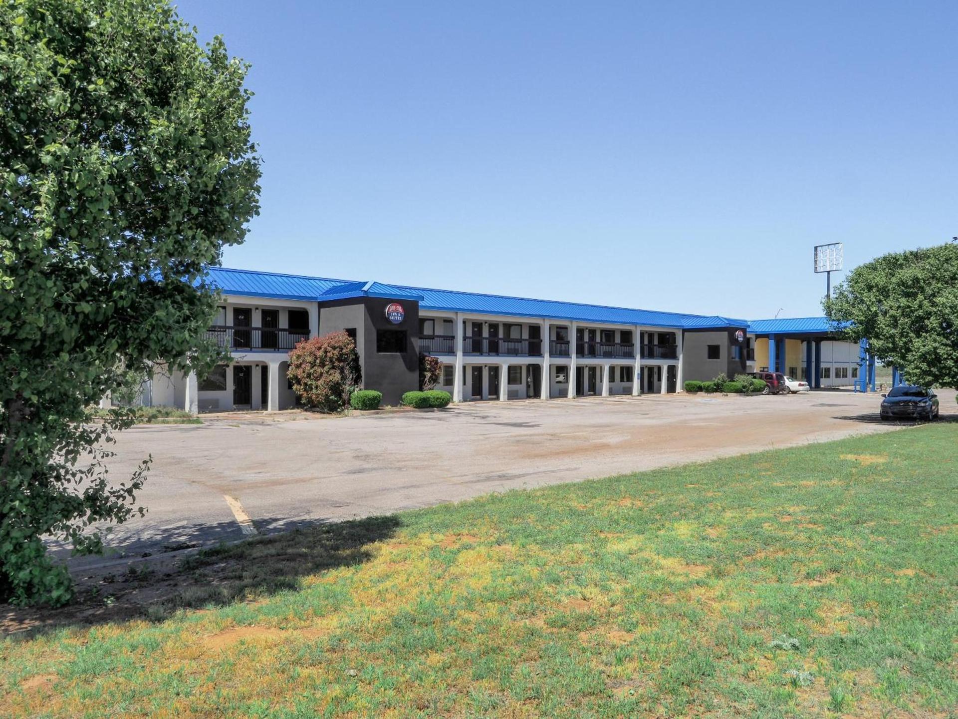 Lonestar Inn & Suites, Erick OK Hwy 40 BY OYO photo 6