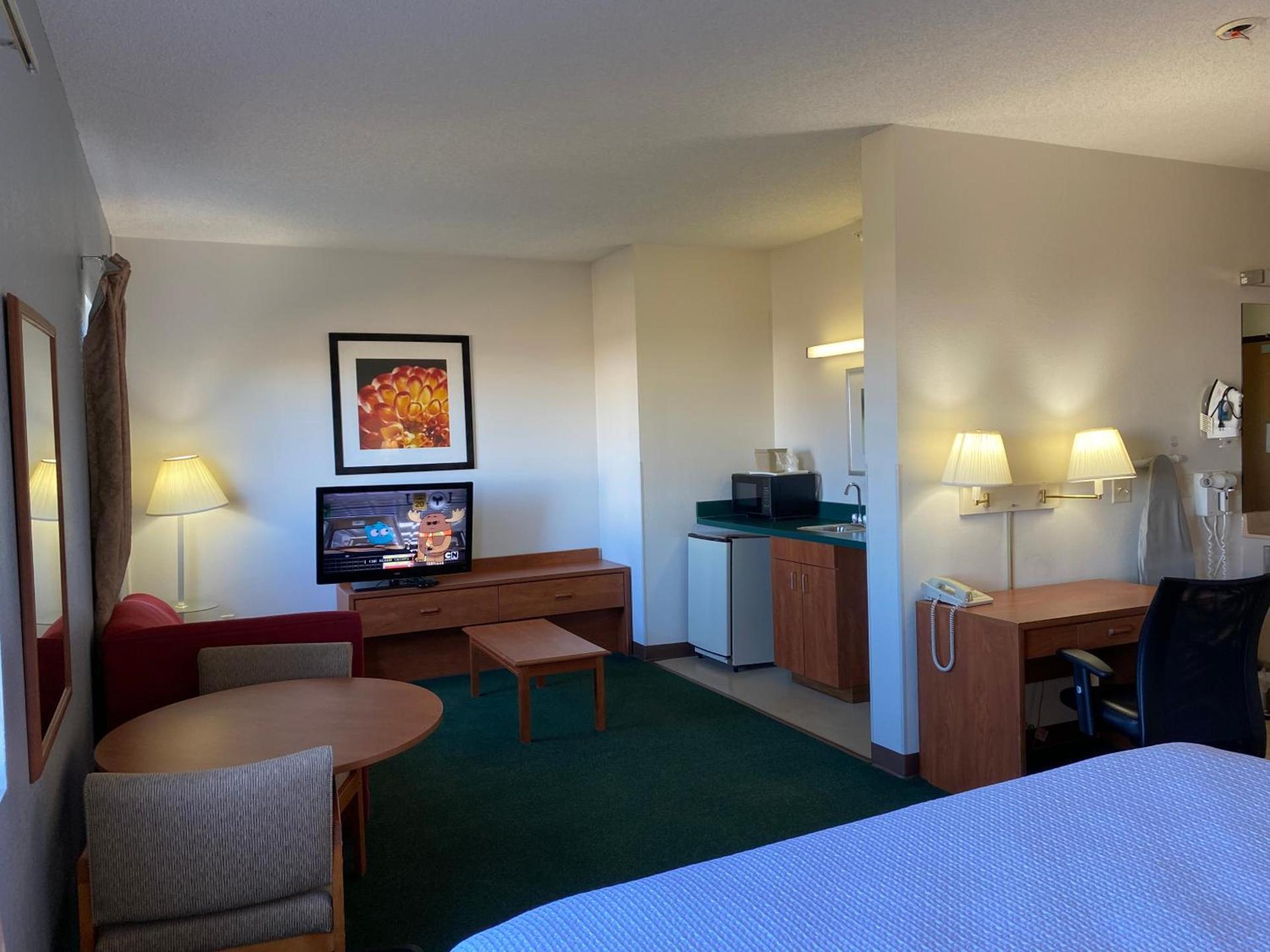 Carlyle Inn & Suites photo 3