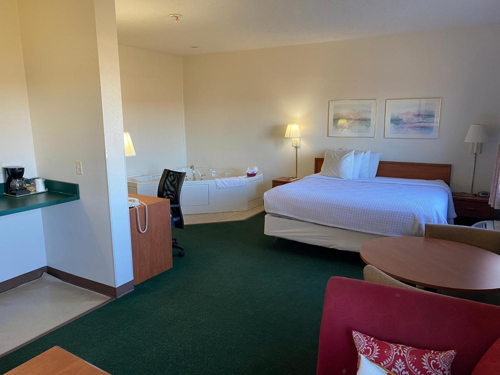 Carlyle Inn & Suites photo 2