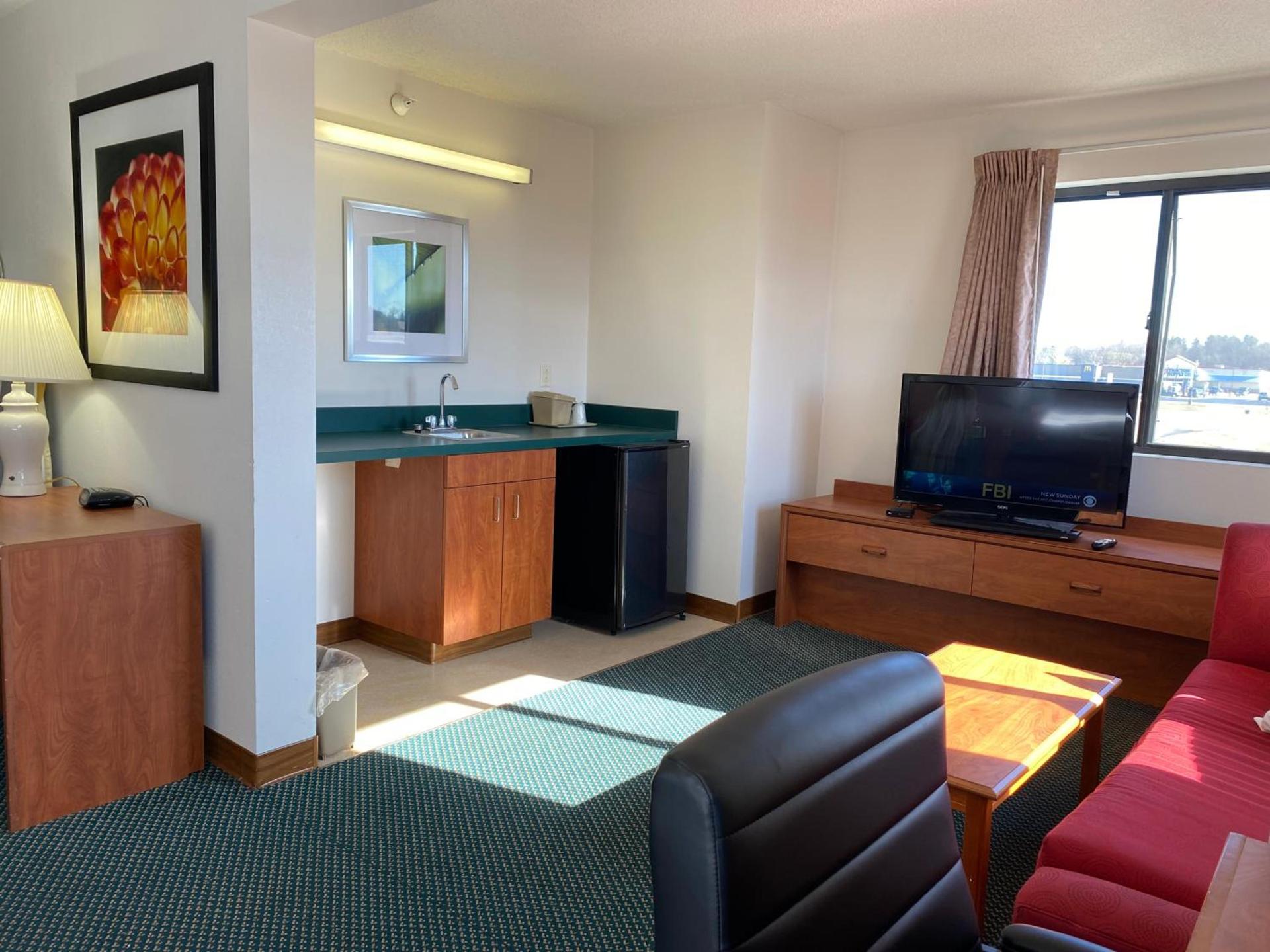 Carlyle Inn & Suites photo 4