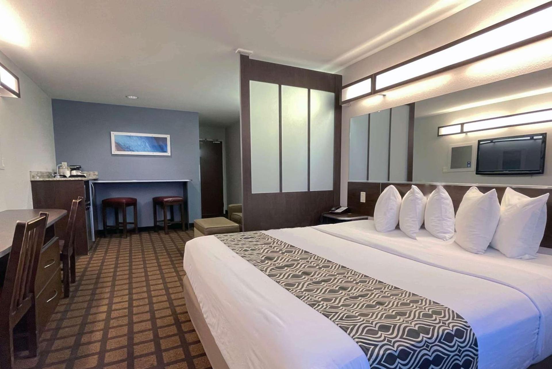 Microtel Inn & Suites by Wyndham Michigan City photo 35