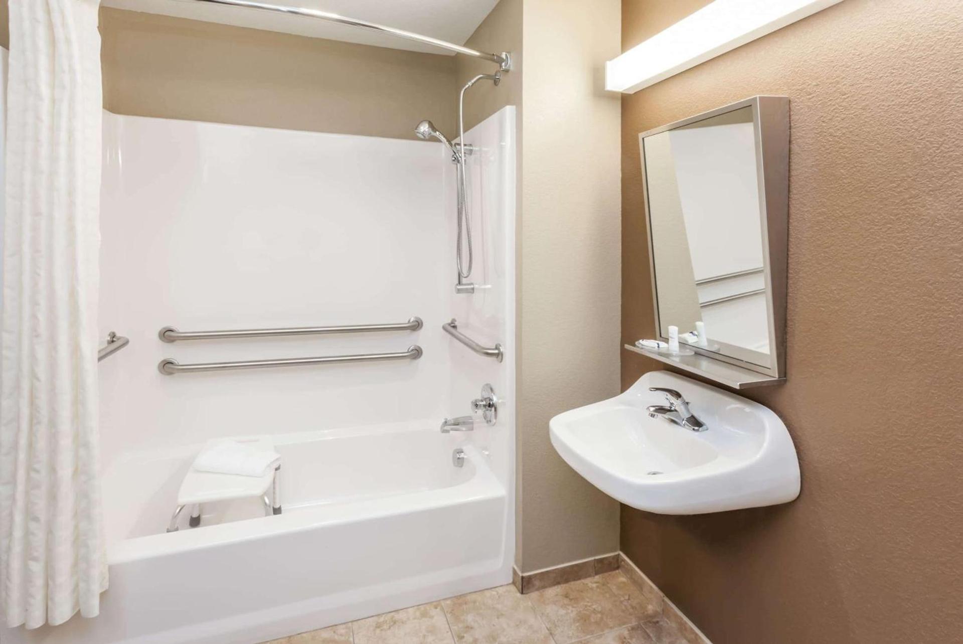 Microtel Inn & Suites by Wyndham Michigan City photo 44