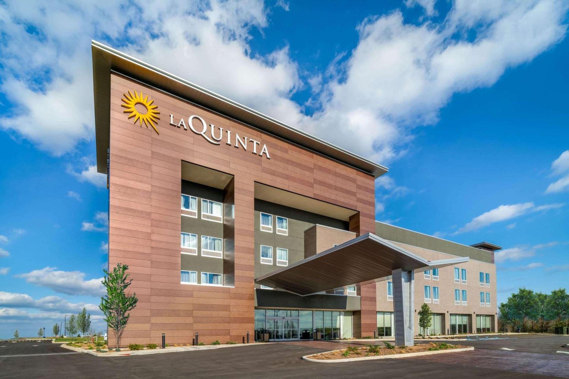 La Quinta Inn & Suites by Wyndham Louisville NE - Old Henry Rd photo 12