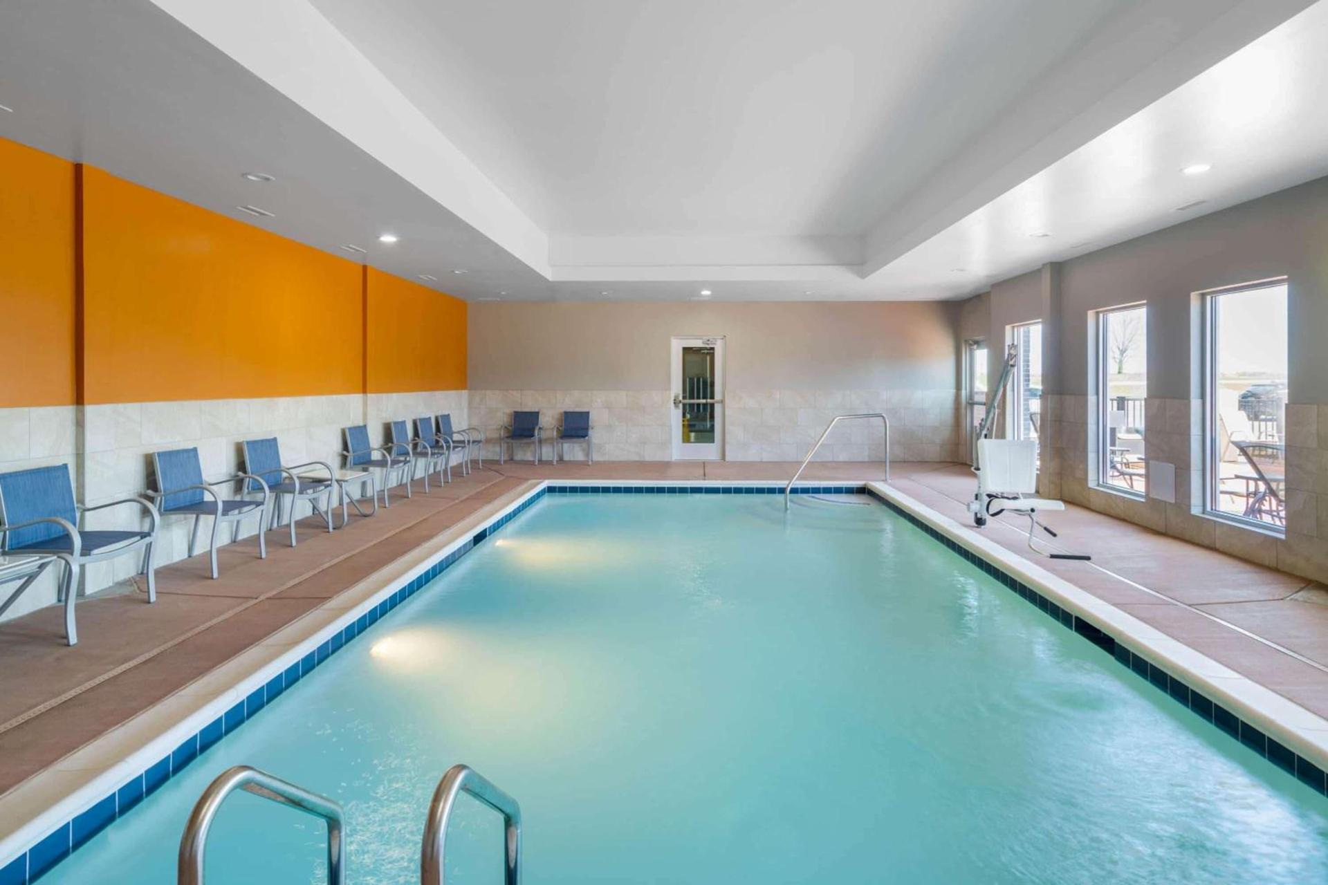 La Quinta Inn & Suites by Wyndham Louisville NE - Old Henry Rd photo 13