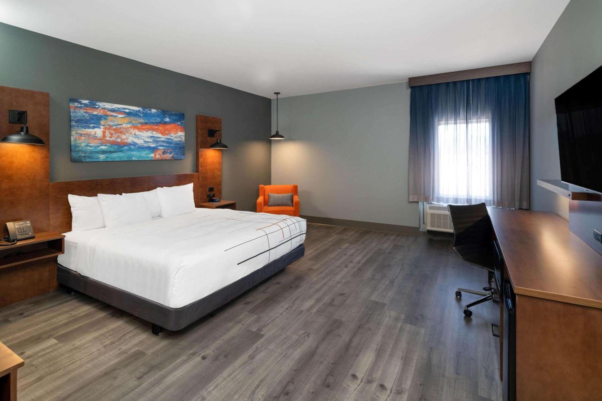 La Quinta Inn & Suites by Wyndham Louisville NE - Old Henry Rd photo 15