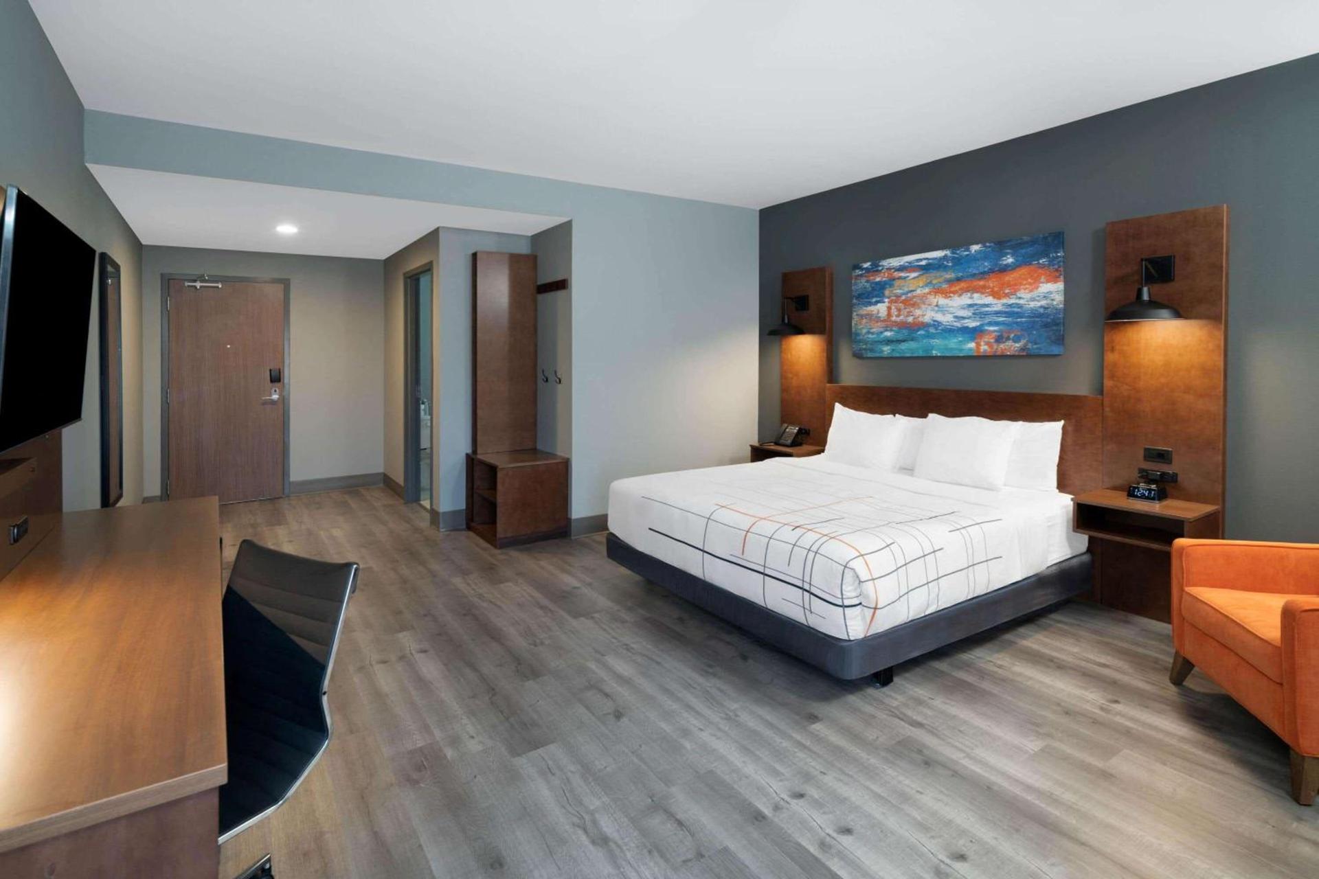 La Quinta Inn & Suites by Wyndham Louisville NE - Old Henry Rd photo 16