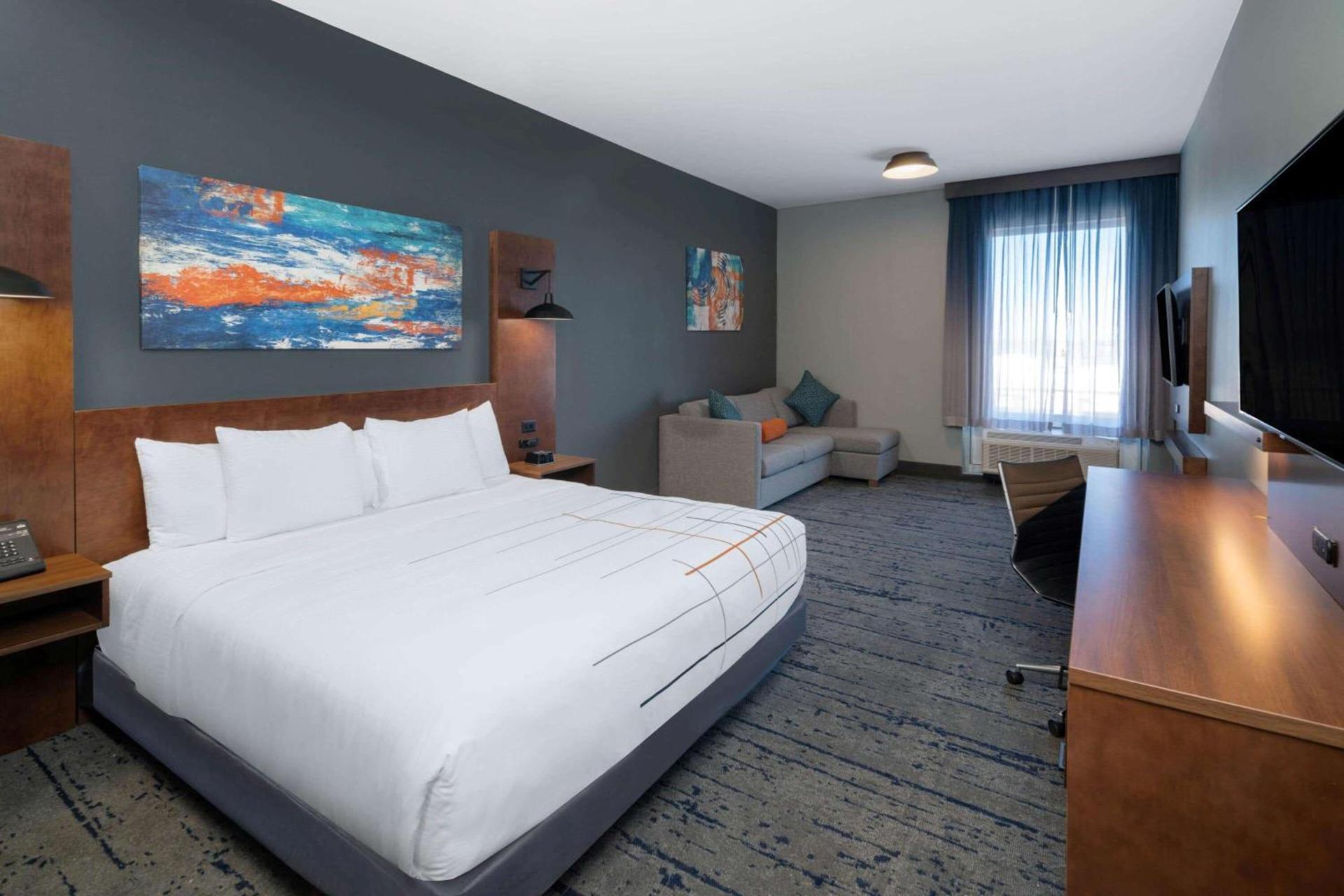 La Quinta Inn & Suites by Wyndham Louisville NE - Old Henry Rd photo 17