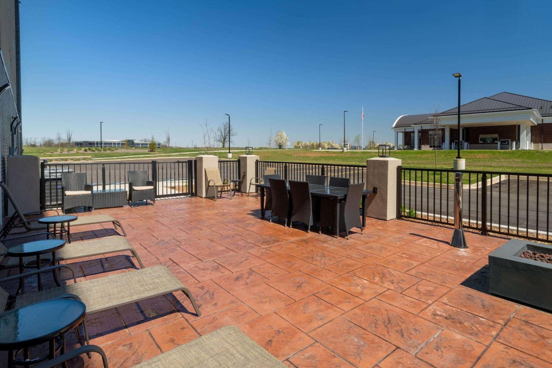 La Quinta Inn & Suites by Wyndham Louisville NE - Old Henry Rd photo 34