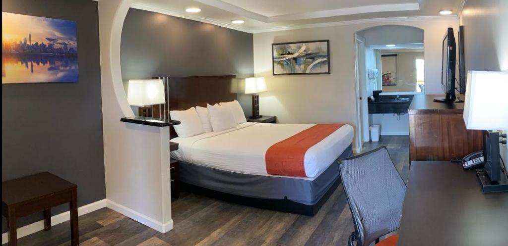Americas Best Value Inn Angleton photo 26