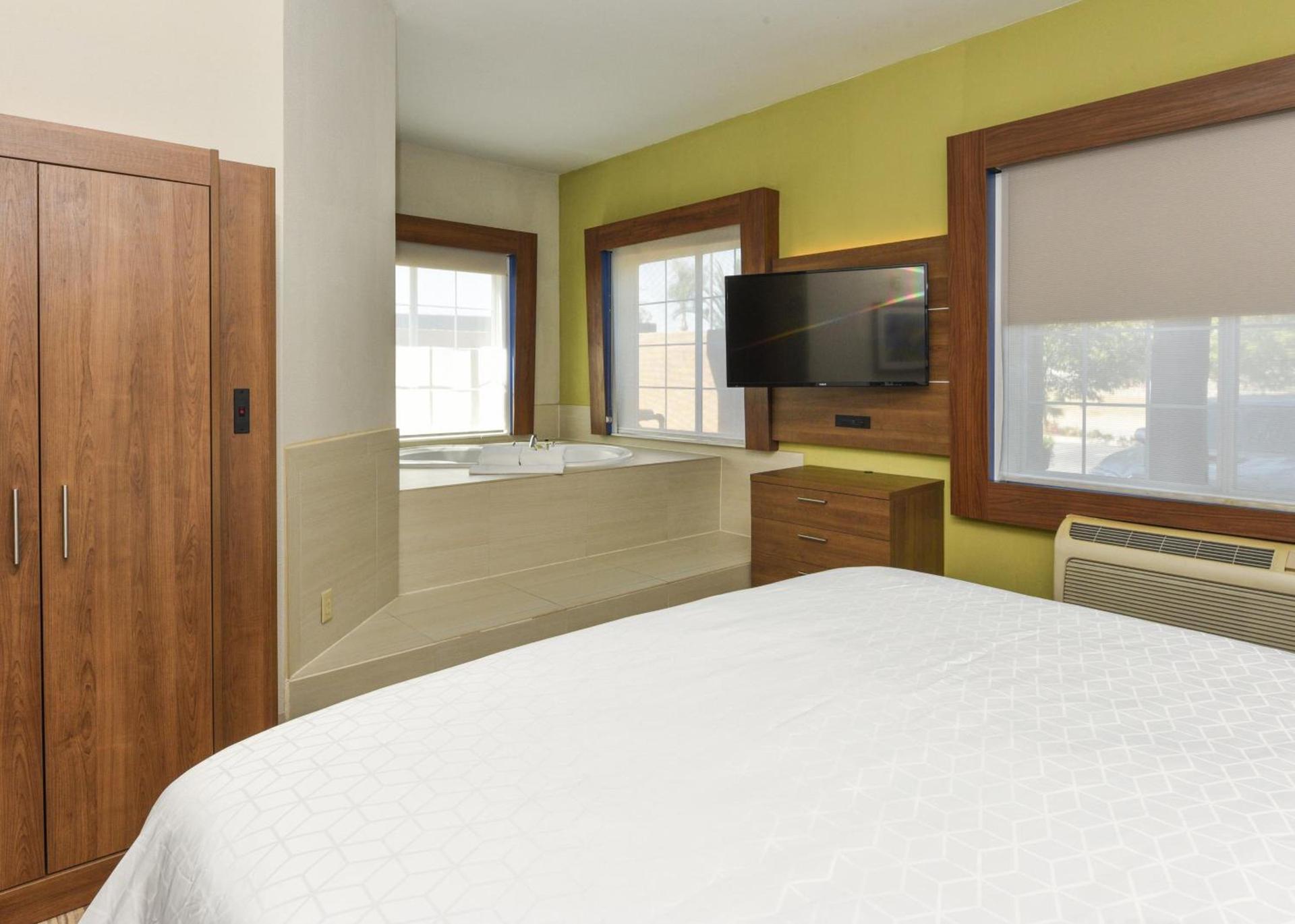 Holiday Inn Express & Suites Corona by IHG photo 42