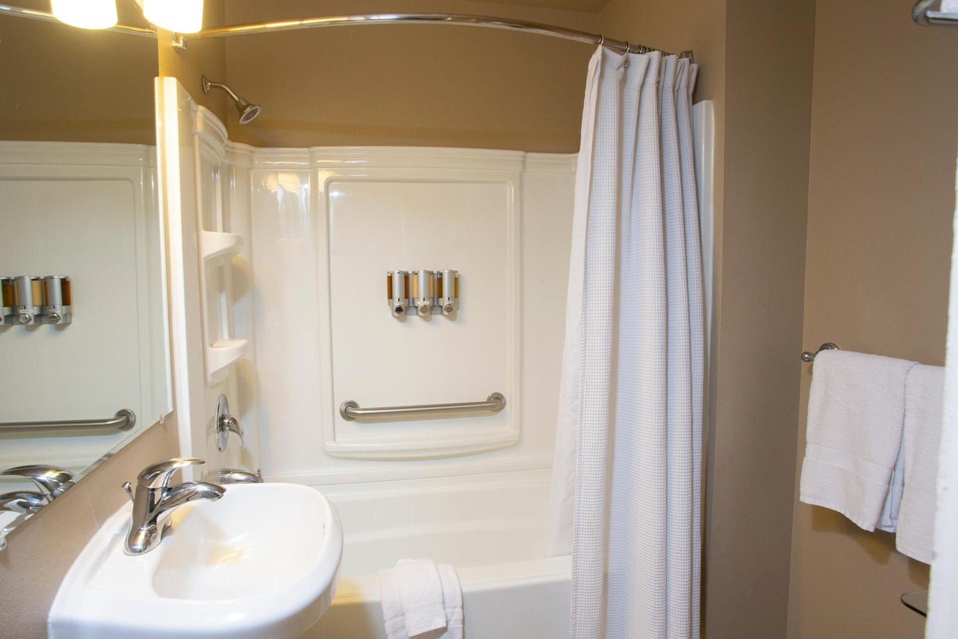 Lakeshore Inn photo 12