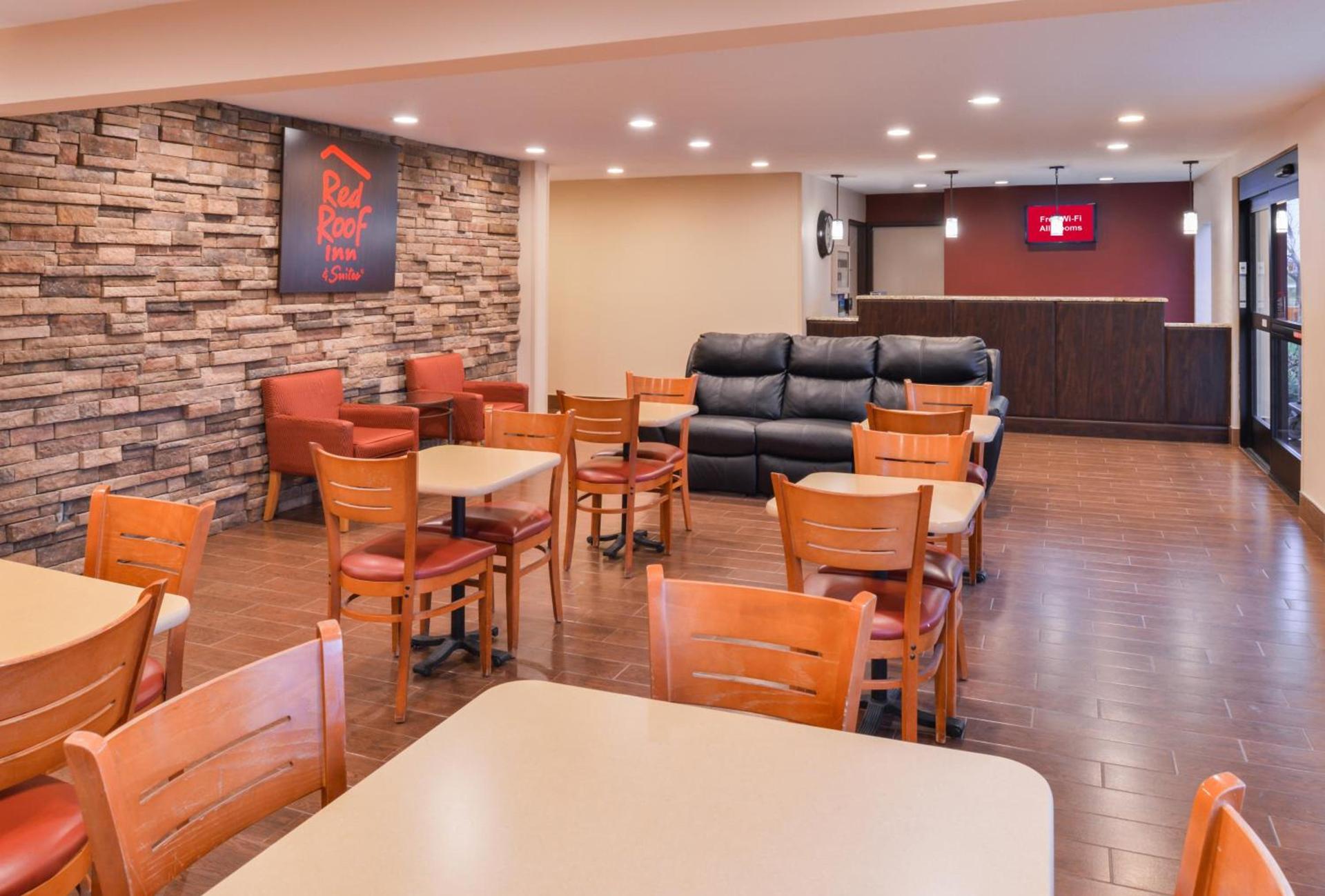 Red Roof Inn & Suites Danville, IL photo 9