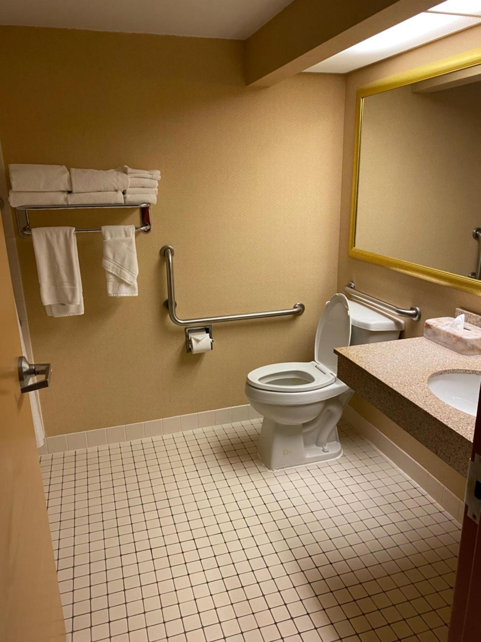 DoubleTree by Hilton Austin, MN photo 35